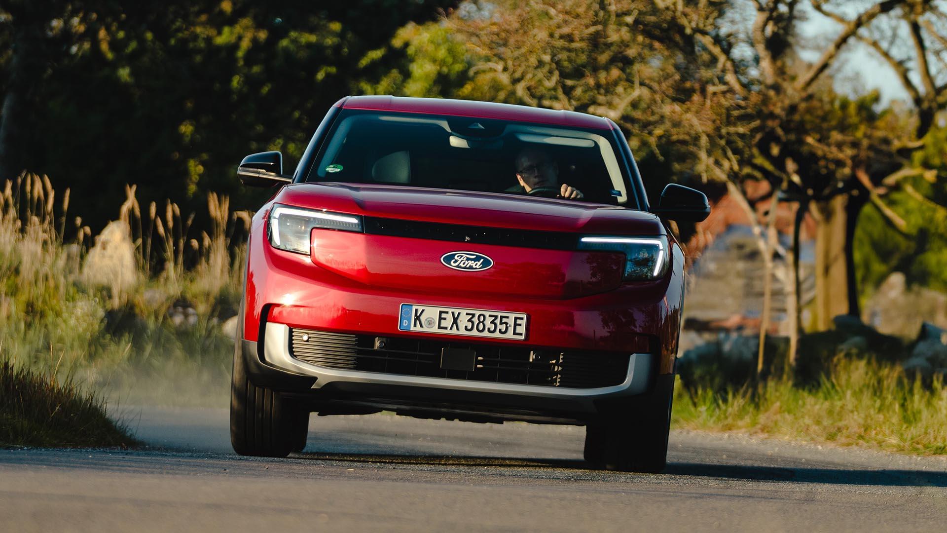 Ford Explorer rood (2025) voorkant rijdend door bocht