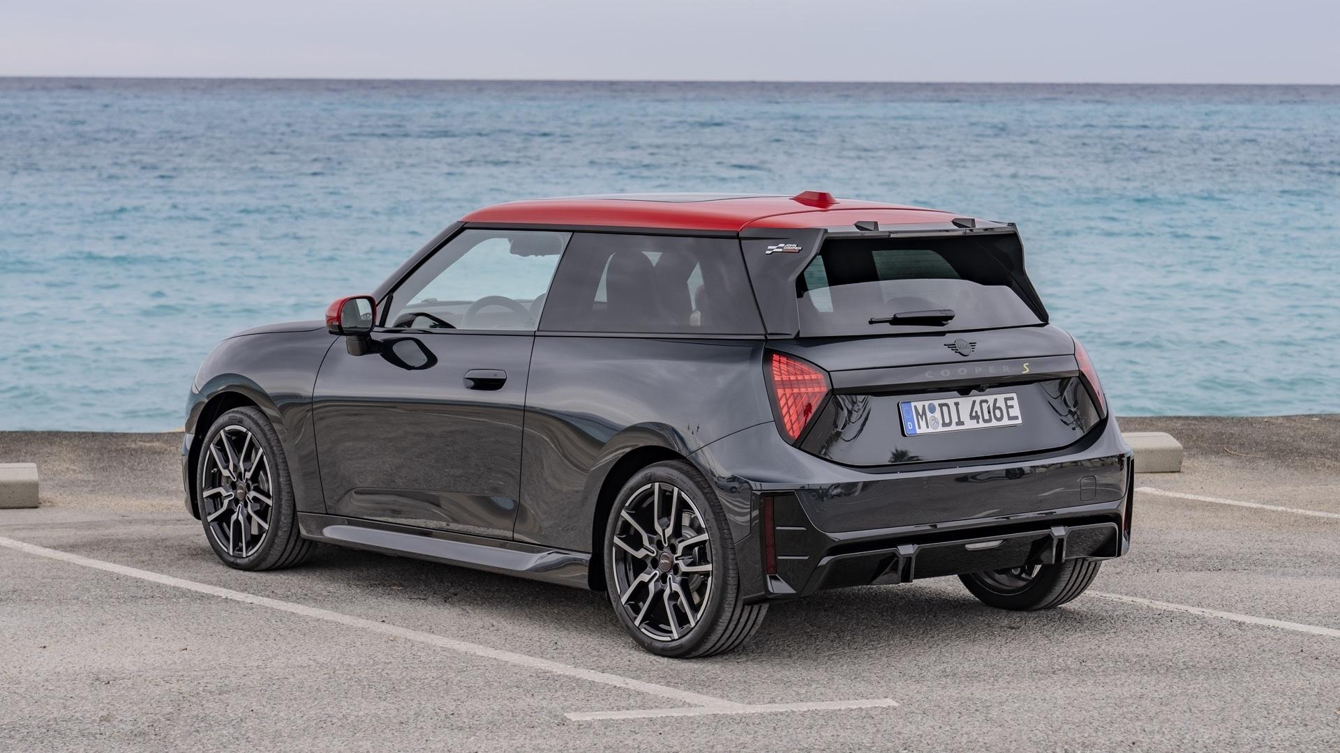 Mini Cooper SE JCW Electric (J01) zwart (2024) zijkant linksachter schuin langs water