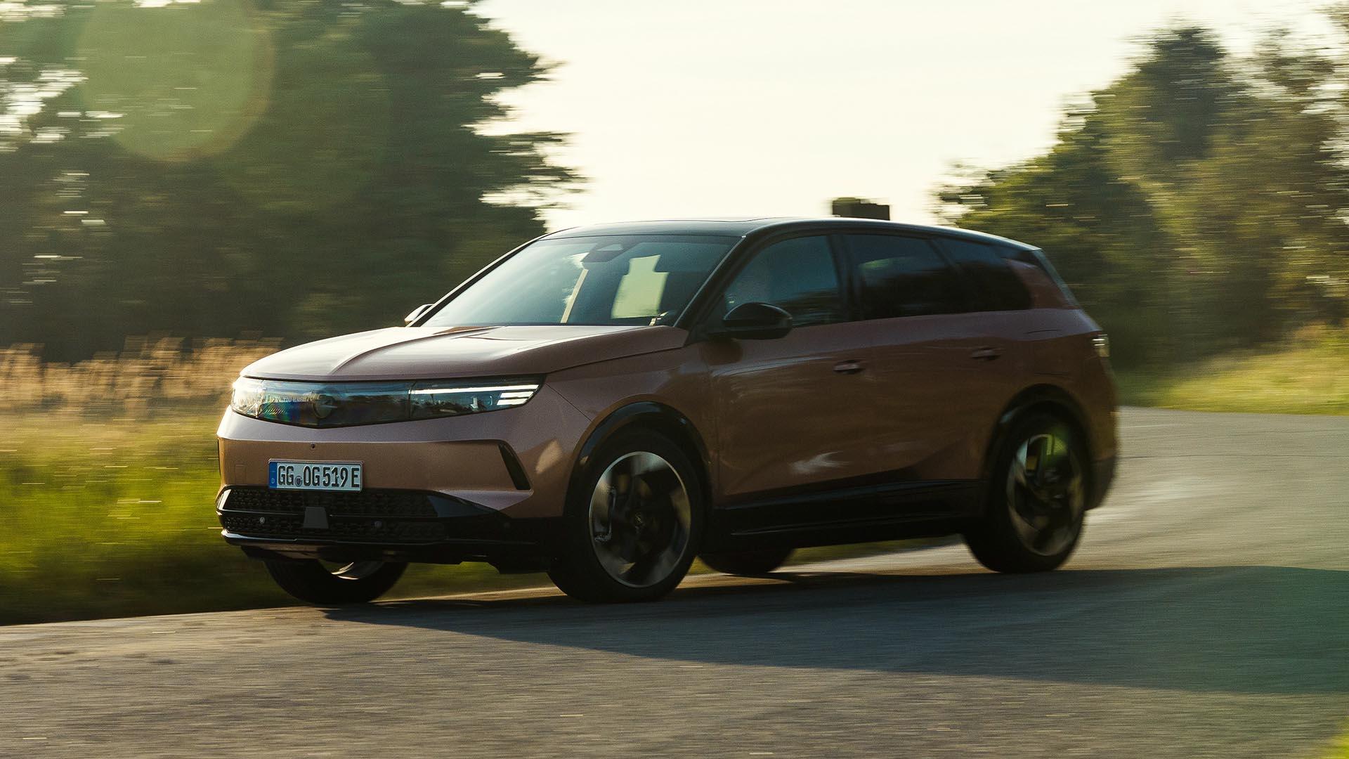 Opel Grandland geel (2025) zijkant links voor schuin zonlicht