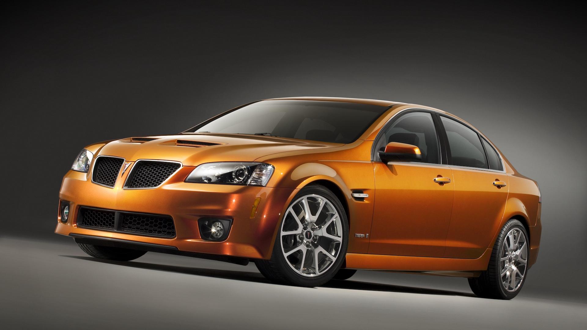 Pontiac G8 GXP goud (2009) zijkant linksvoor schuin studio