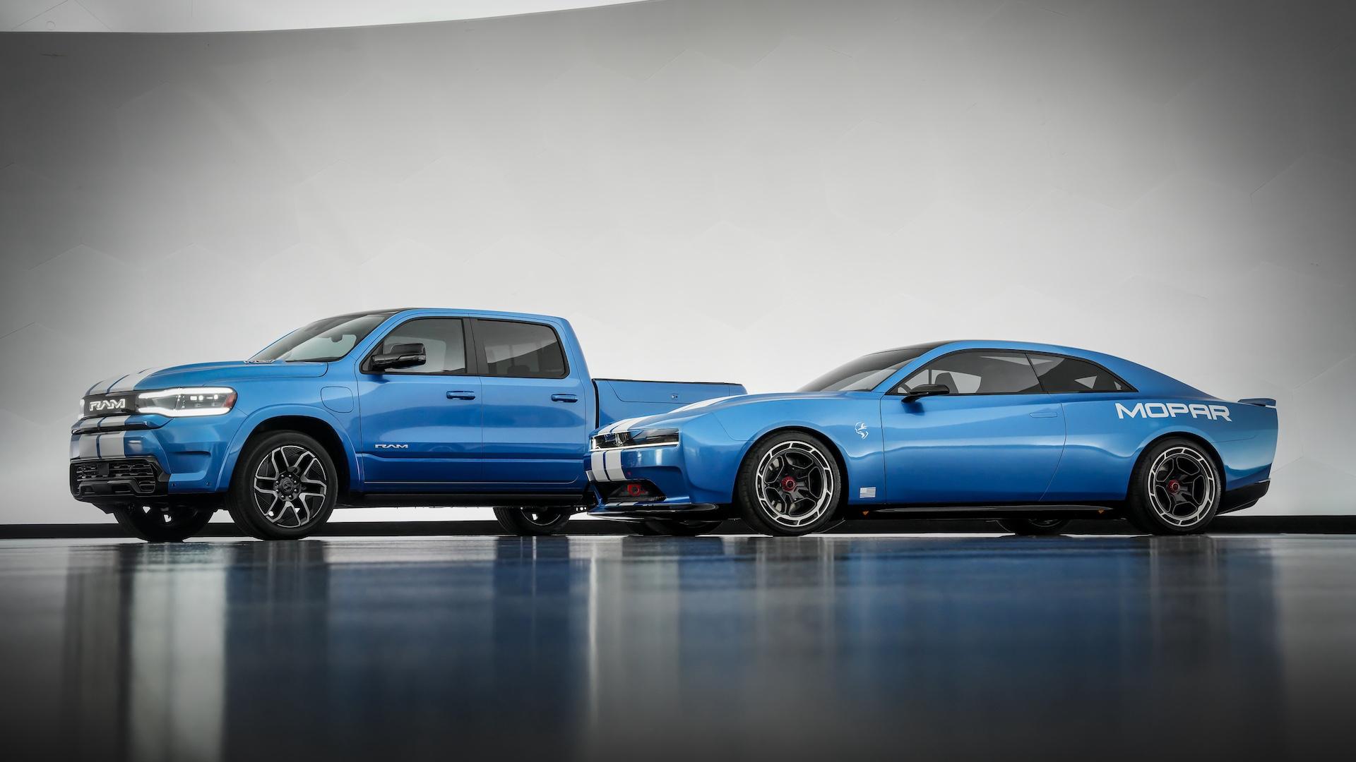 RAM 1500 REV concept en Dodge Charger blauw zijkant voor | Stellantis wil hier een V8 in (en terecht)