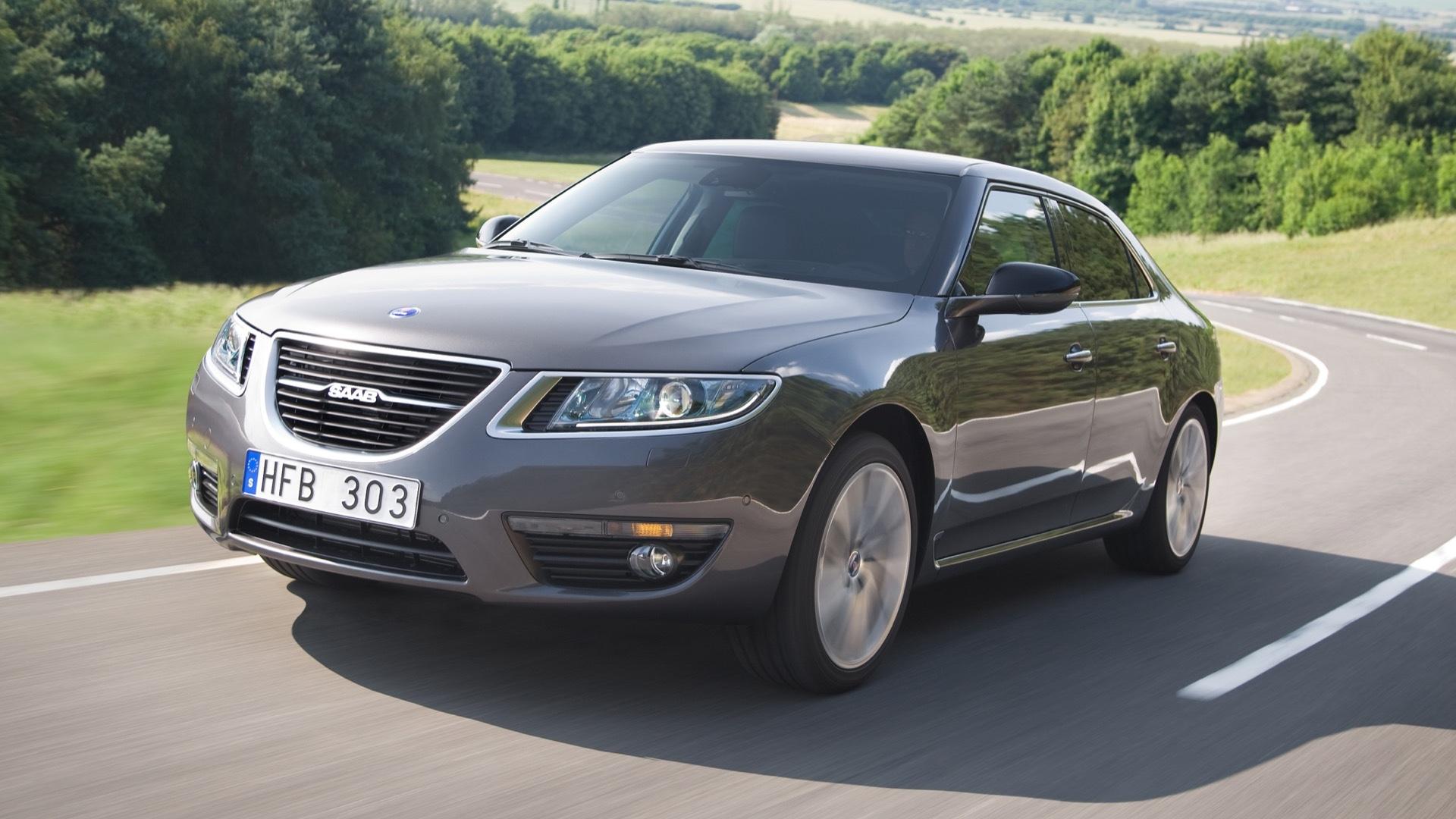 Saab 9-5 (Y3SG) grijs (2010) zijkant voor grijs rijdend