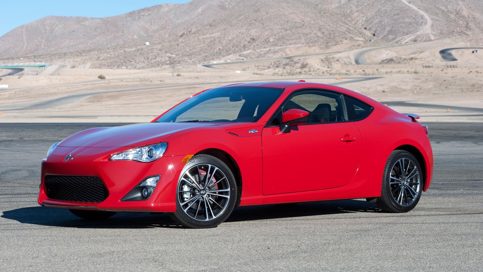 Scion FR-S rood (2014) zijkant voor schuin Willow Springs Raceway The Streets zon