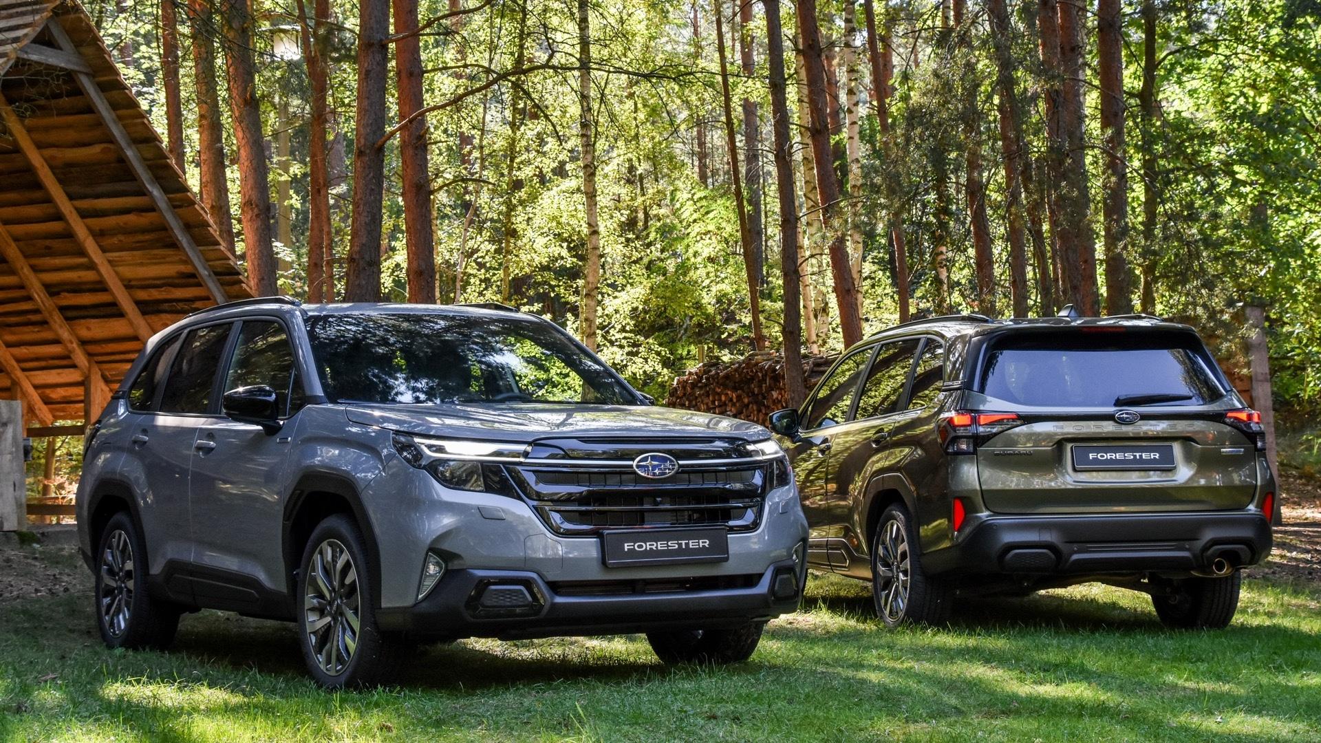 Subaru Forester e-Hybrid (EU) 2025 duo grijs zijkant schuin voor groen achterkant