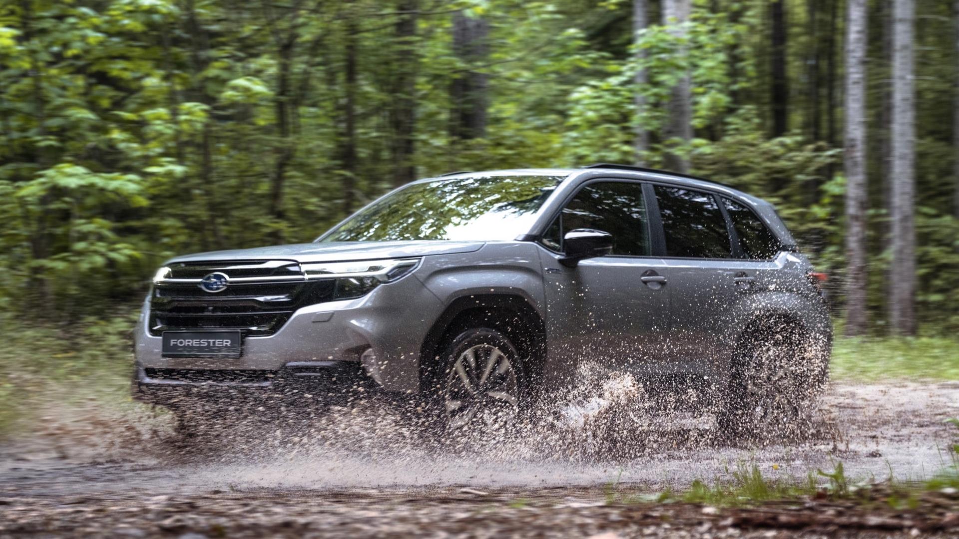 Subaru Forester e-Hybrid (EU) grijs (2025) zijkant voor rijdend door water plas