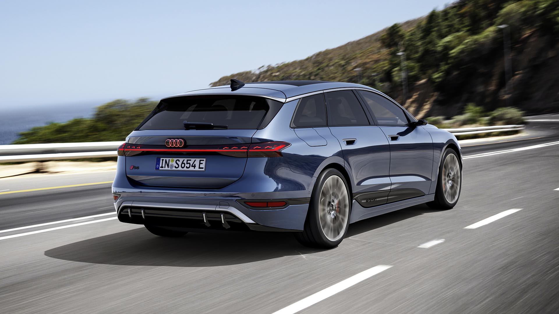 Audi S6 Avant e-tron quattro blauw (2025) zijkant links achter schuin