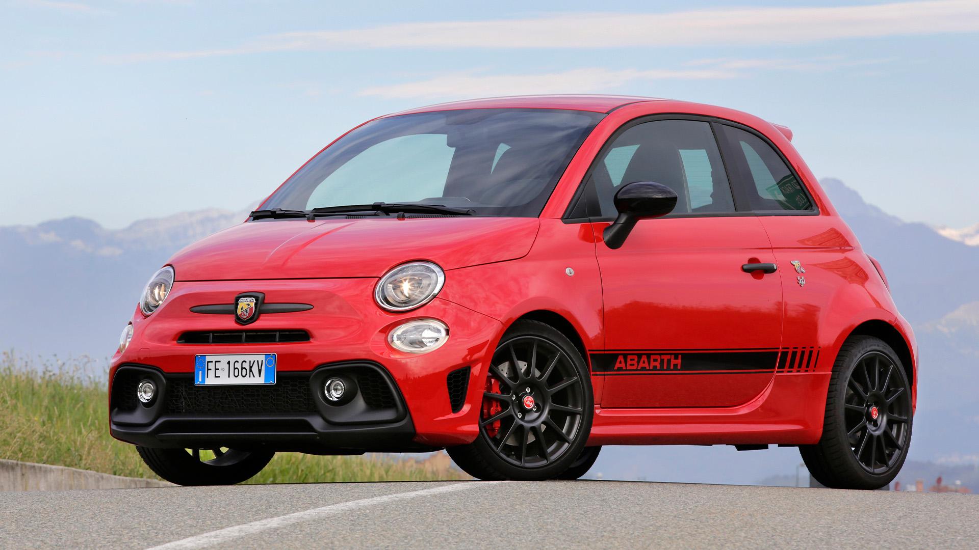 Abarth 595 Turismo (312) rood (2016) zijkant links voor schuin