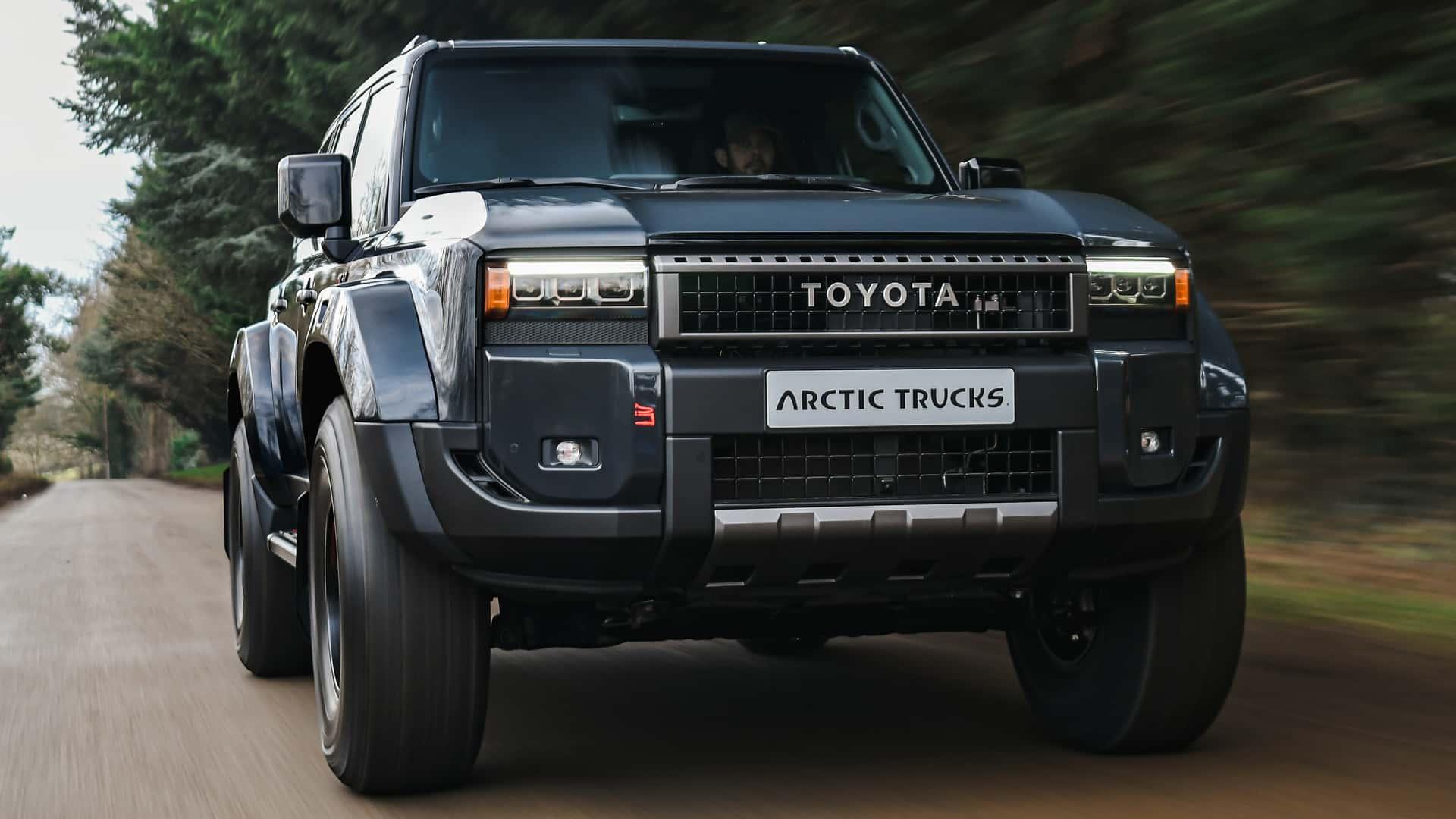 Arctic Trucks Land Cruiser AT37 (250) grijs (2025) rechtsvoorkant rijdend op de weg