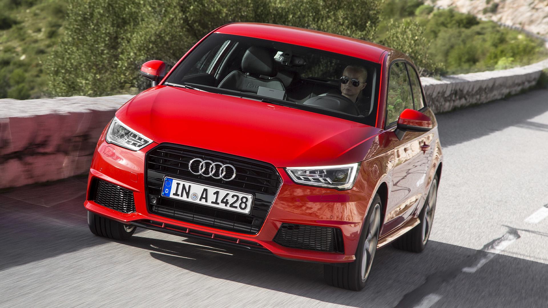 Audi A1 TFSI S-Line (8X) rood (2016) zijkant linksvoor schuin