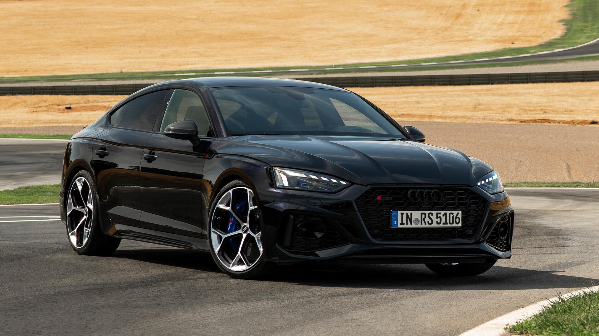 Audi RS 5 Sportback Competition Plus (B8) zwart (2023) zijkant rechts voor schuin op circuit