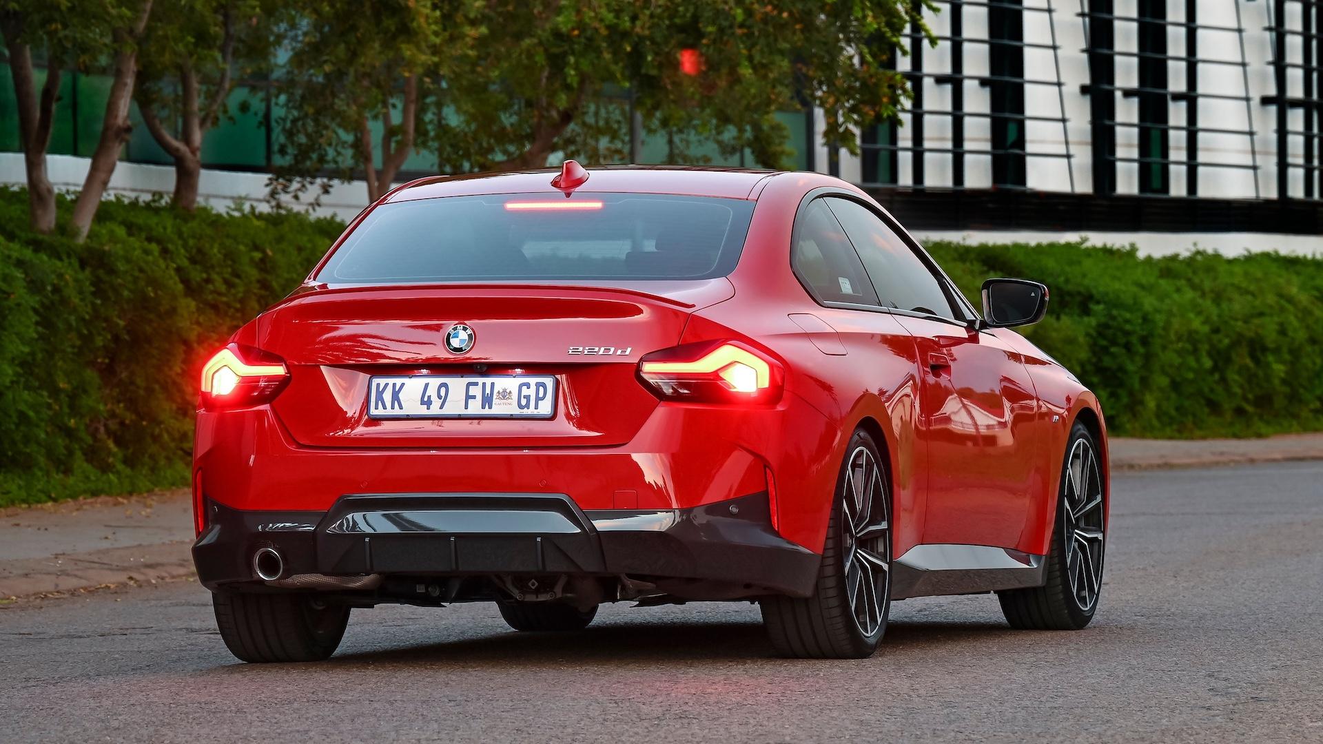 BMW 220d Coupé M Sport (G42) rood (2025) zijkant schuin achter