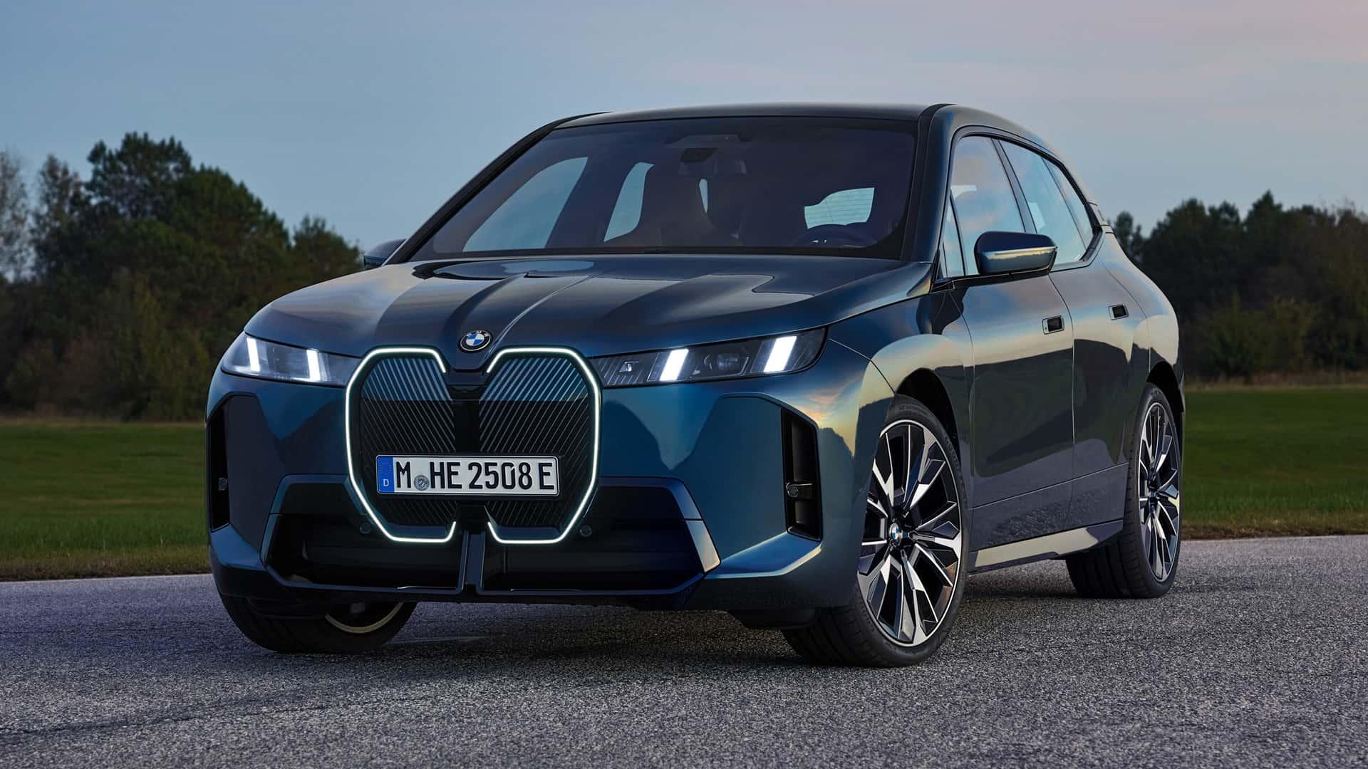 BMW iX LCI (i20) blauw (2025) zijkant links schuin voor donker koplampen aan