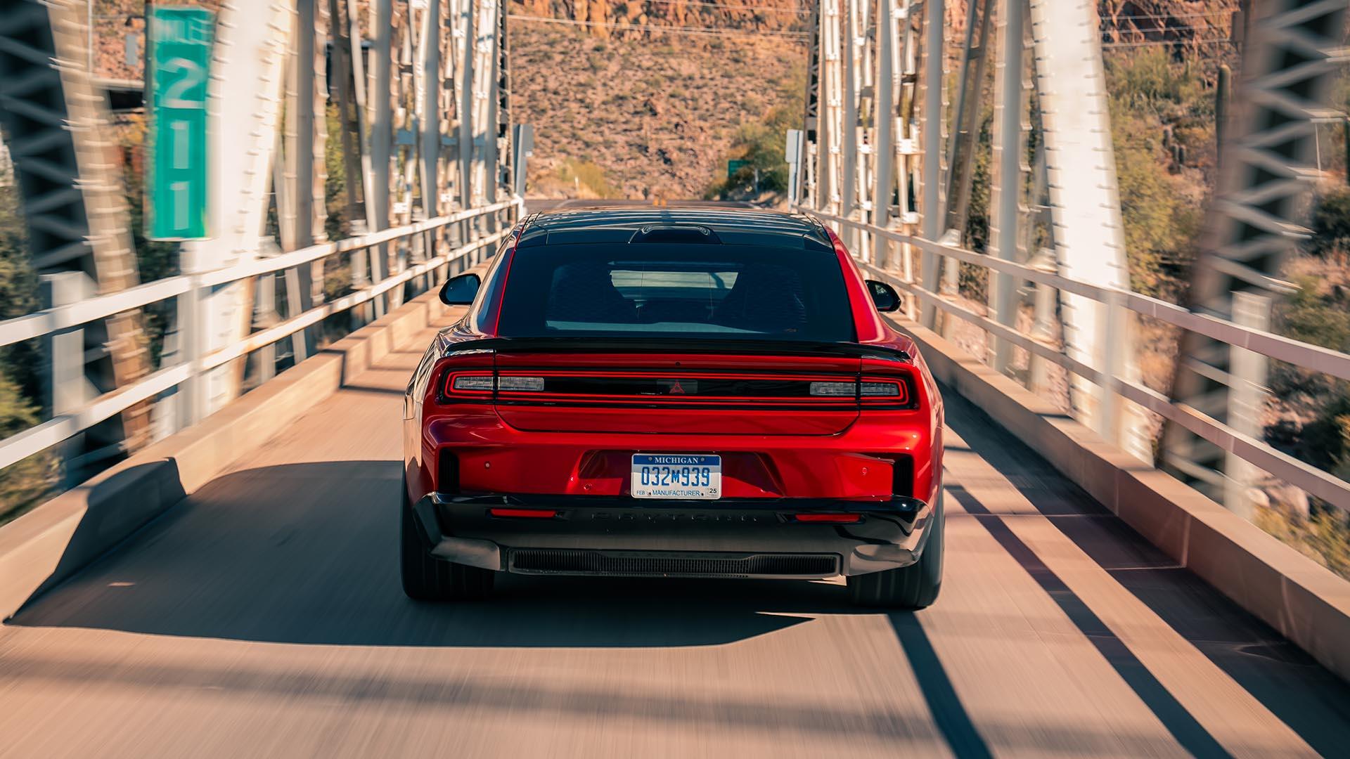 Dodge Charger Daytona Scat Pack rood (2025) achterzijde op brug stilstaand