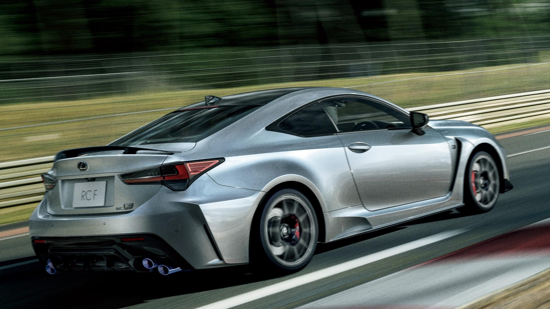 Lexus RC-F Final Edition (XC10) grijs (2025) zijkant achter schuin rechts rijdend over circuit kerbstones