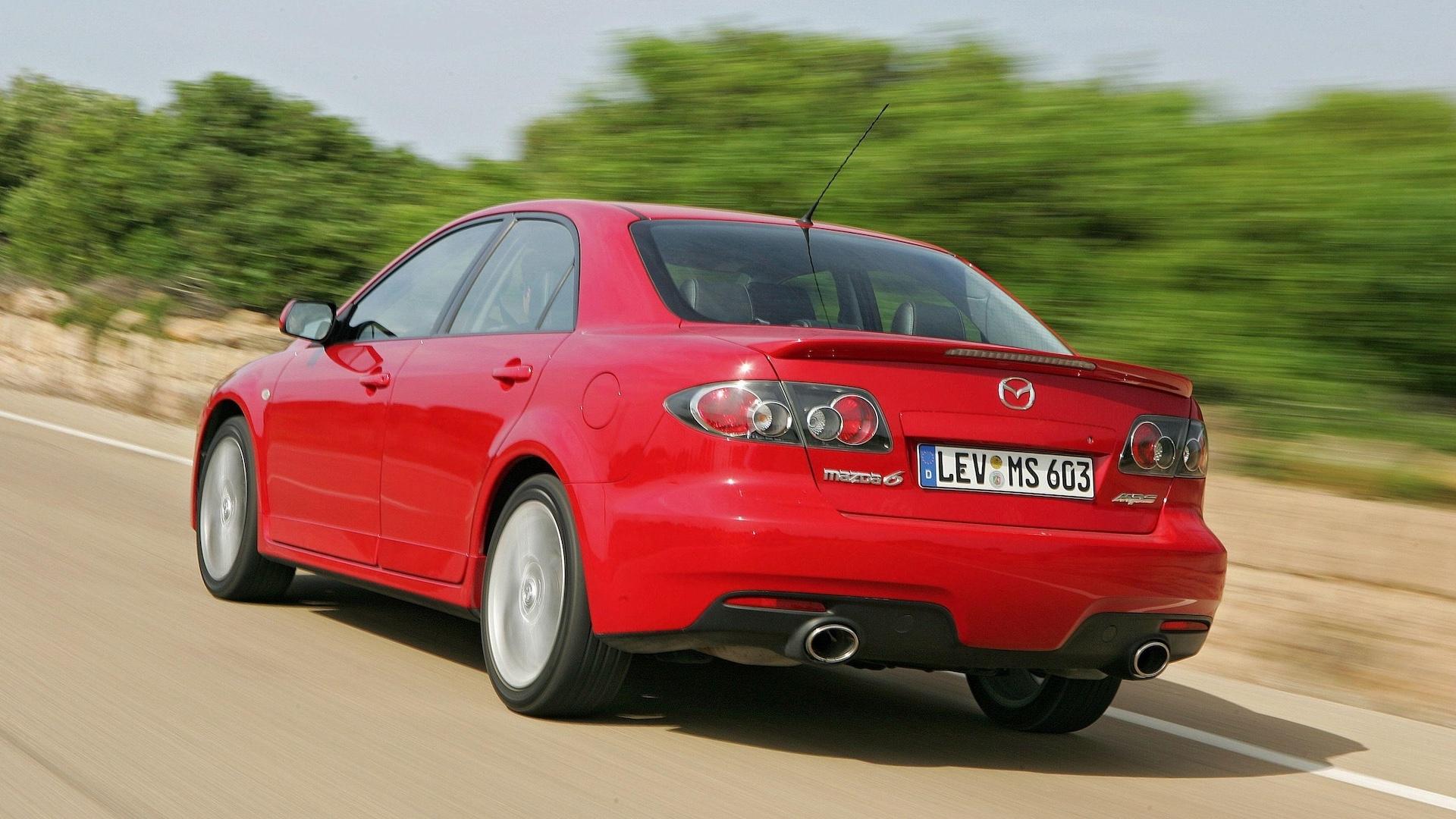 Mazda 6 MPS (GG) rood zijkant links achter schuin snelweg rijdend lijstje betaalbare sportsedans