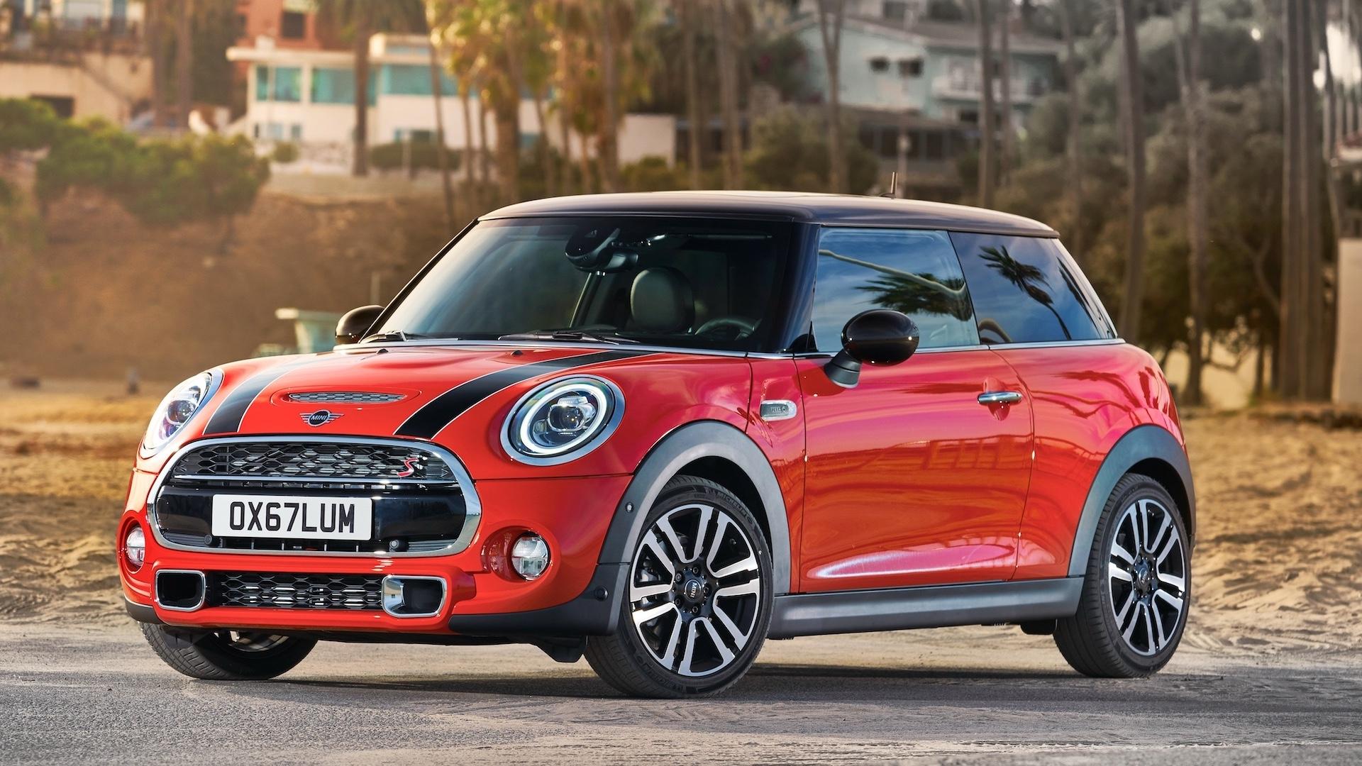 Mini Cooper S (F56, LCI) rood (2018) voorkant schuin links