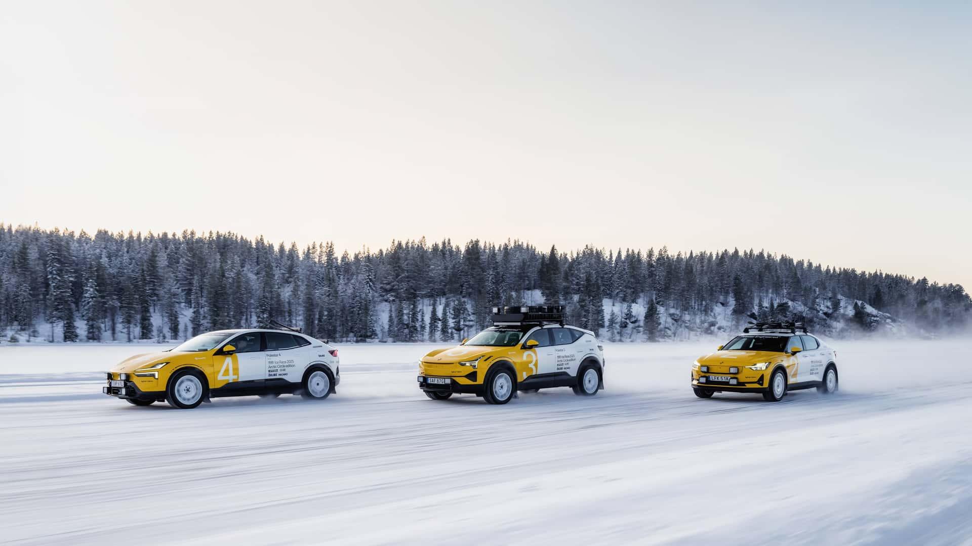 Polestar 2, Polestar 3 en Polestar 4 Arctic Circle Eidtion geel wit (2025) zijkant links voor rijdend door sneeuw