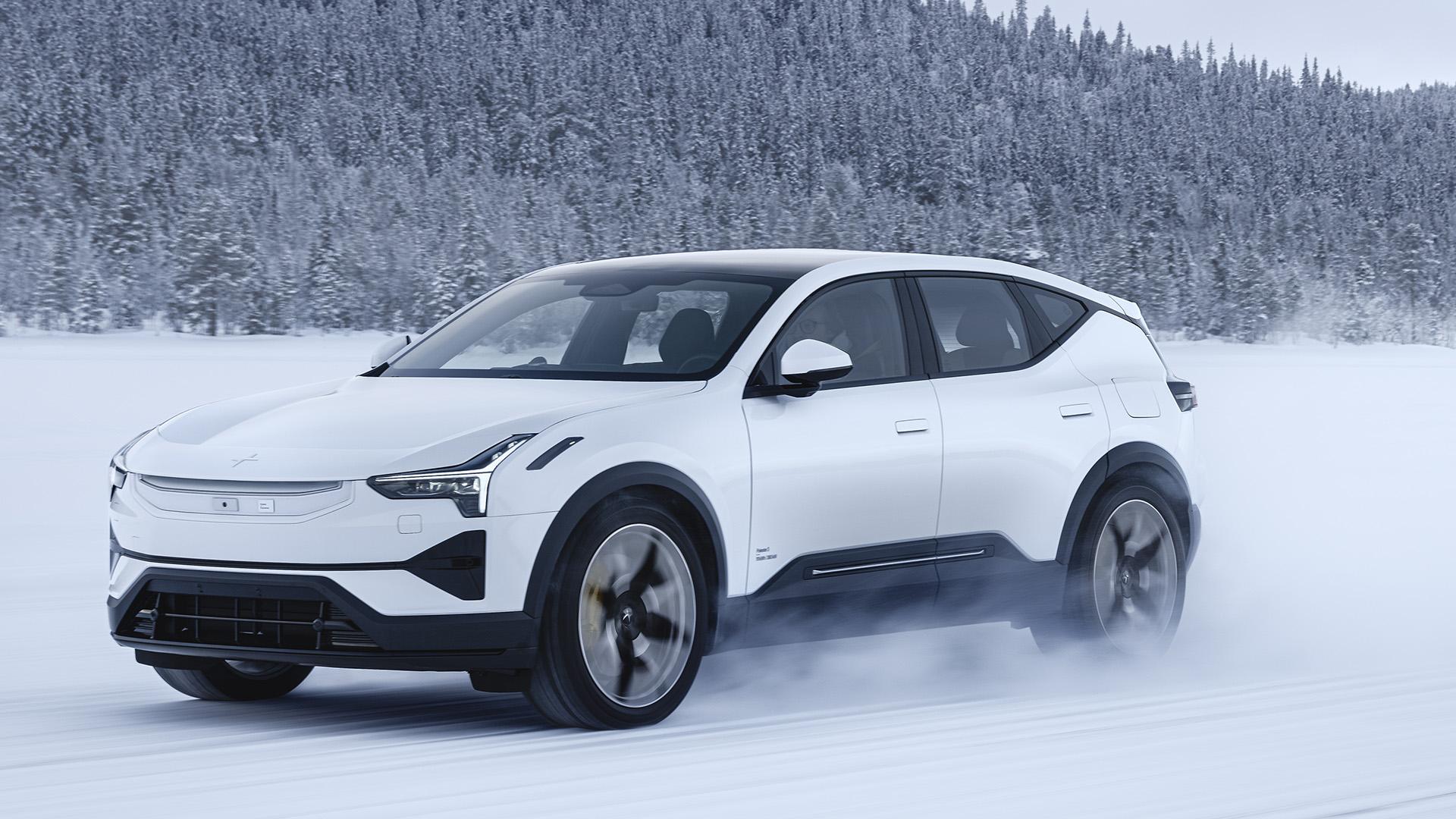 Polestar 3 Long Range wit (2025) zijkant links voor schuin rijdend door sneeuw winter el prix 2025