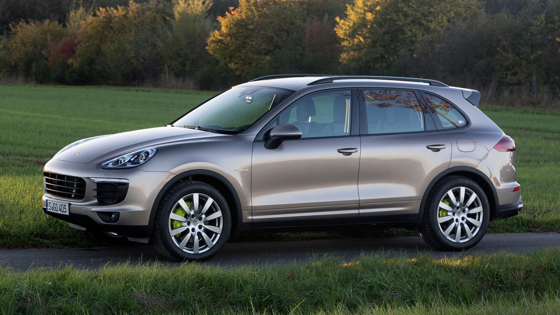 Porsche Cayenne S e-Hybrid (958) beige (2015) zijkant links schuin voor