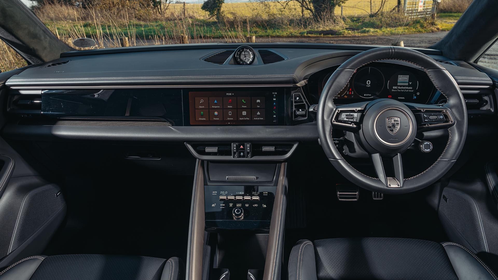 Porsche Macan Turbo Electric oranje (2025) interieur dashboard