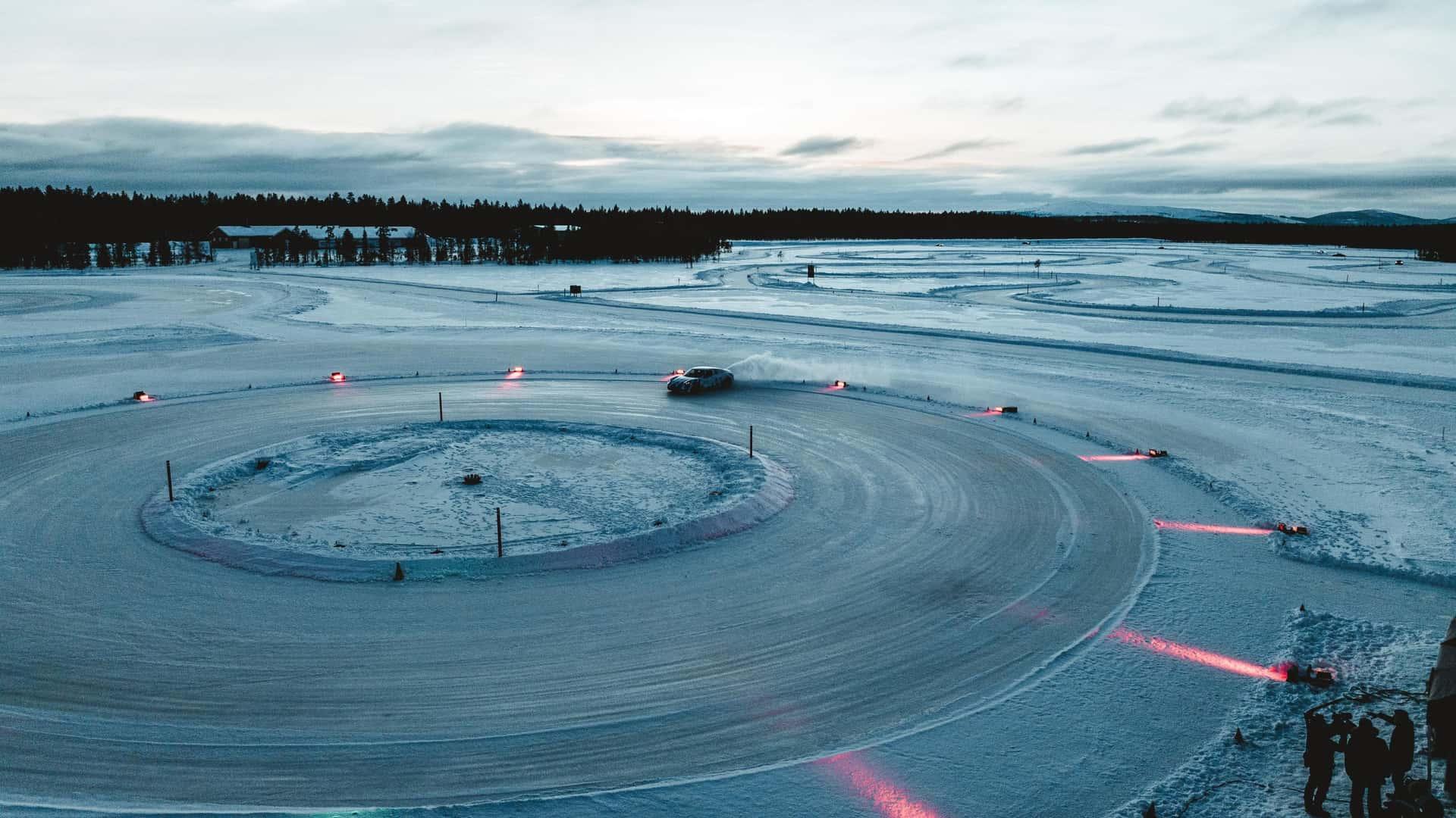 Porsche Taycan GTS 2025 drift record circuit in Finland sneeuw