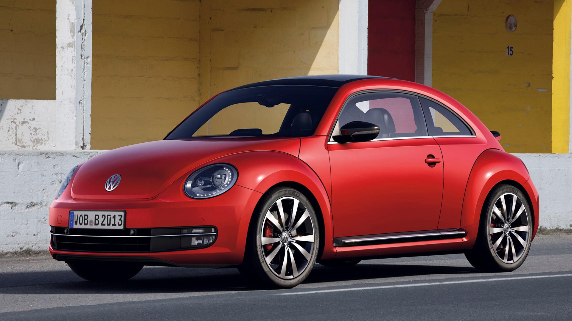 Volkswagen Beetle 2.0 TSI rood (2012) zijkant links voor schuin Reims circuit