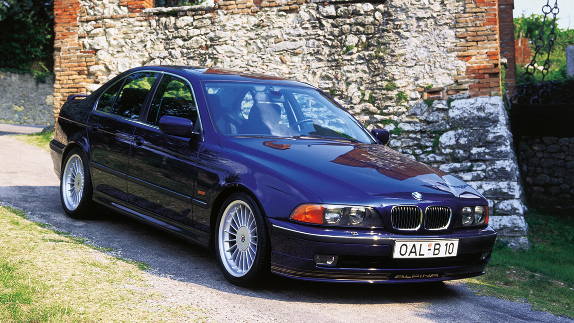 Alpina B10 V8 (E39) blauw (1998) zijkant rechts schuin voor muur