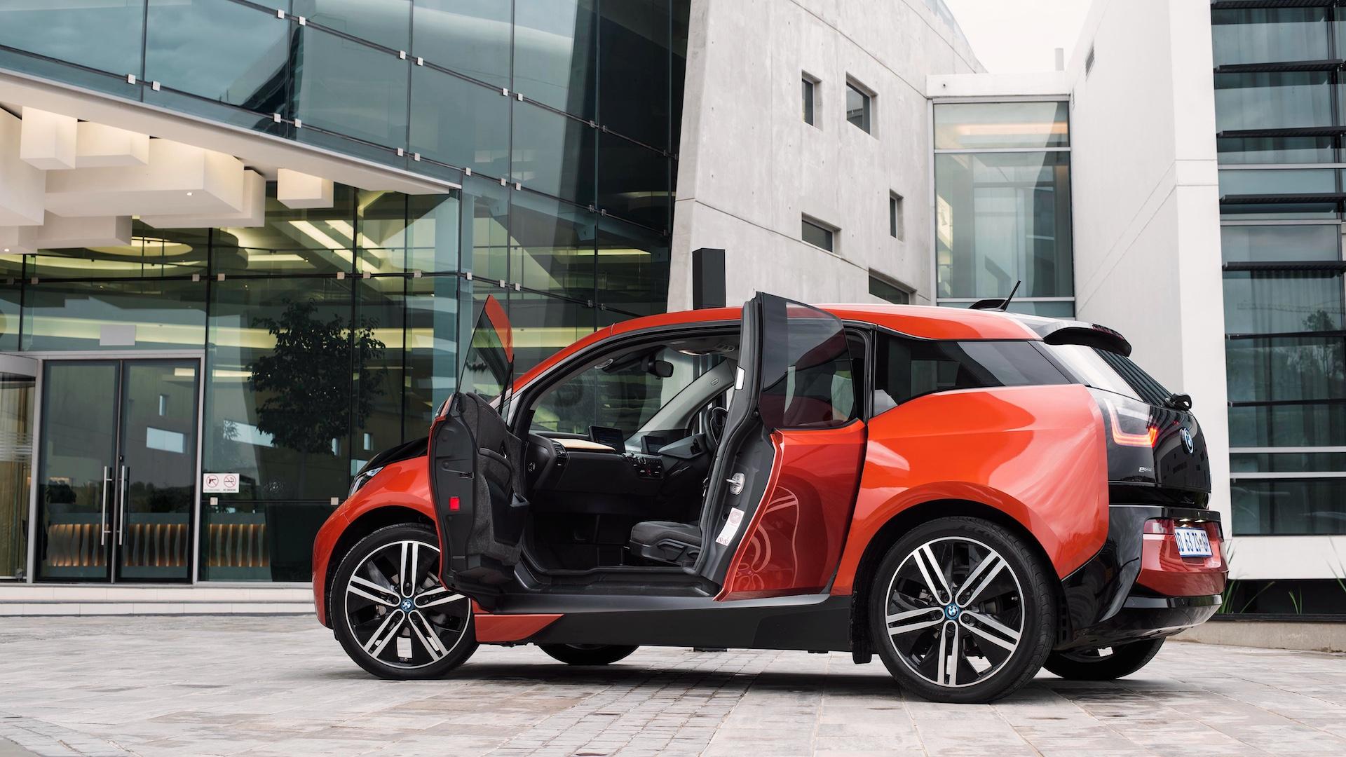 BMW i3 (I12) rood (2014) zijkant schuin achter deuren open