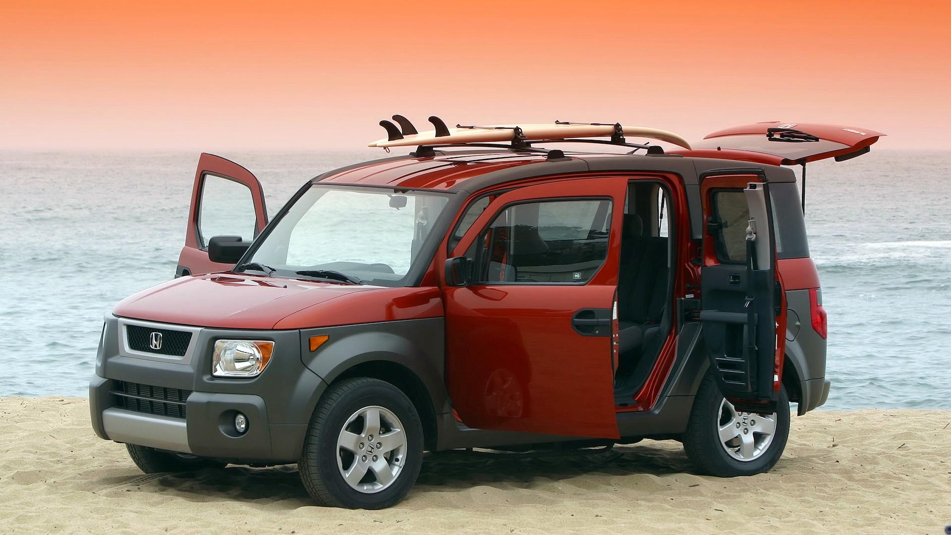 Honda Element rood (2007) zijkant rechts schuin voor strand