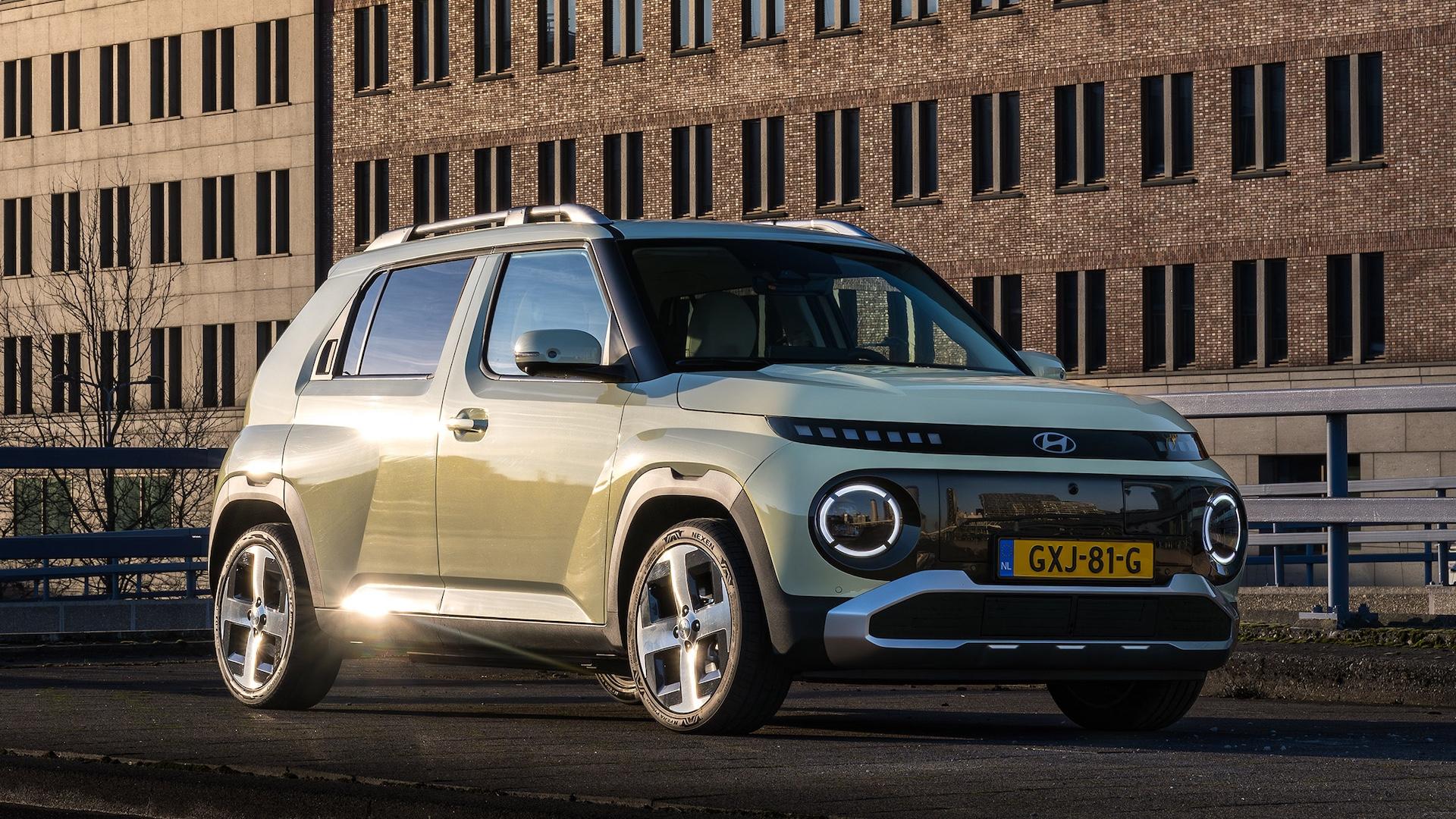 Hyundai Inster Evolve geel (2025) zijkant rechts voor zonlicht