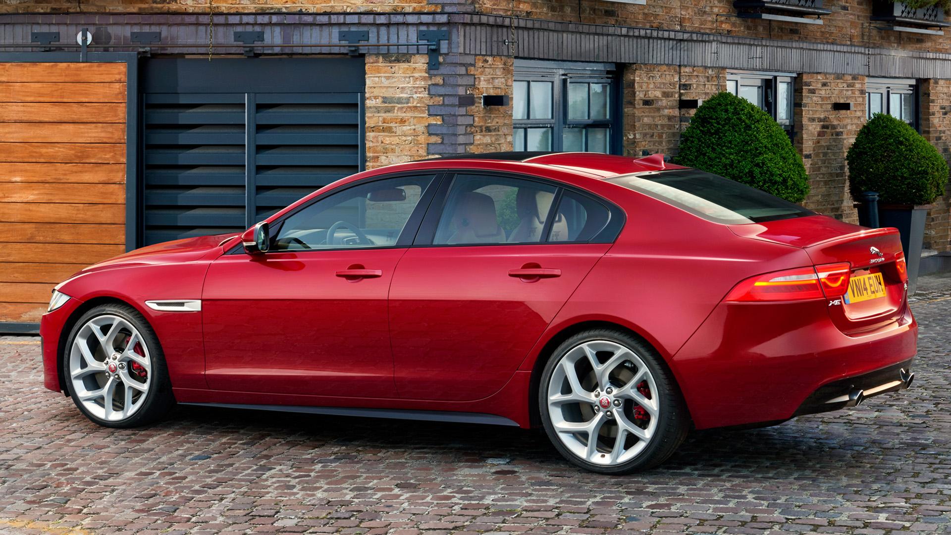 Jaguar XE S (X760) Rood (2015) zijkant links achter schuin