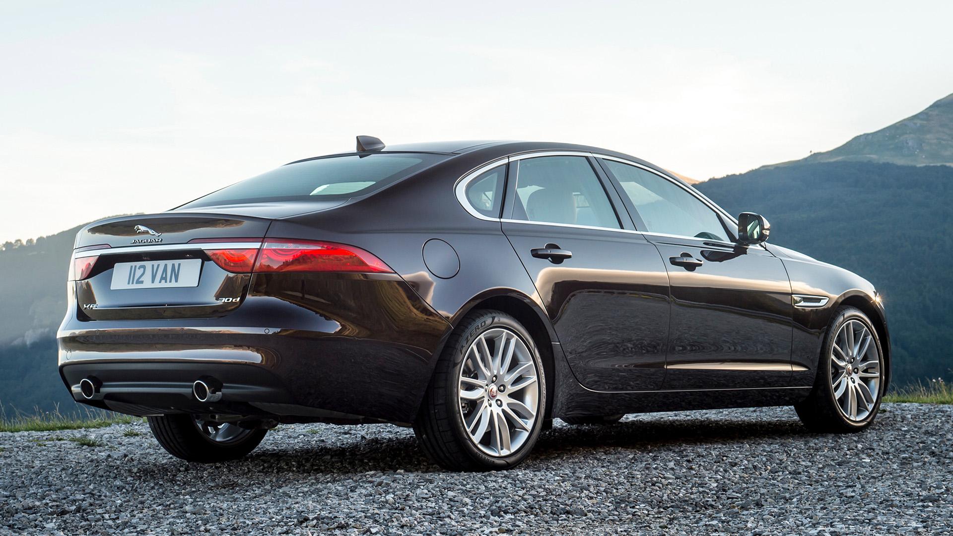 Jaguar XF 30d Portfolio (X260) donker rood (2016) zijkant rechts achter rood op kiezelstenen