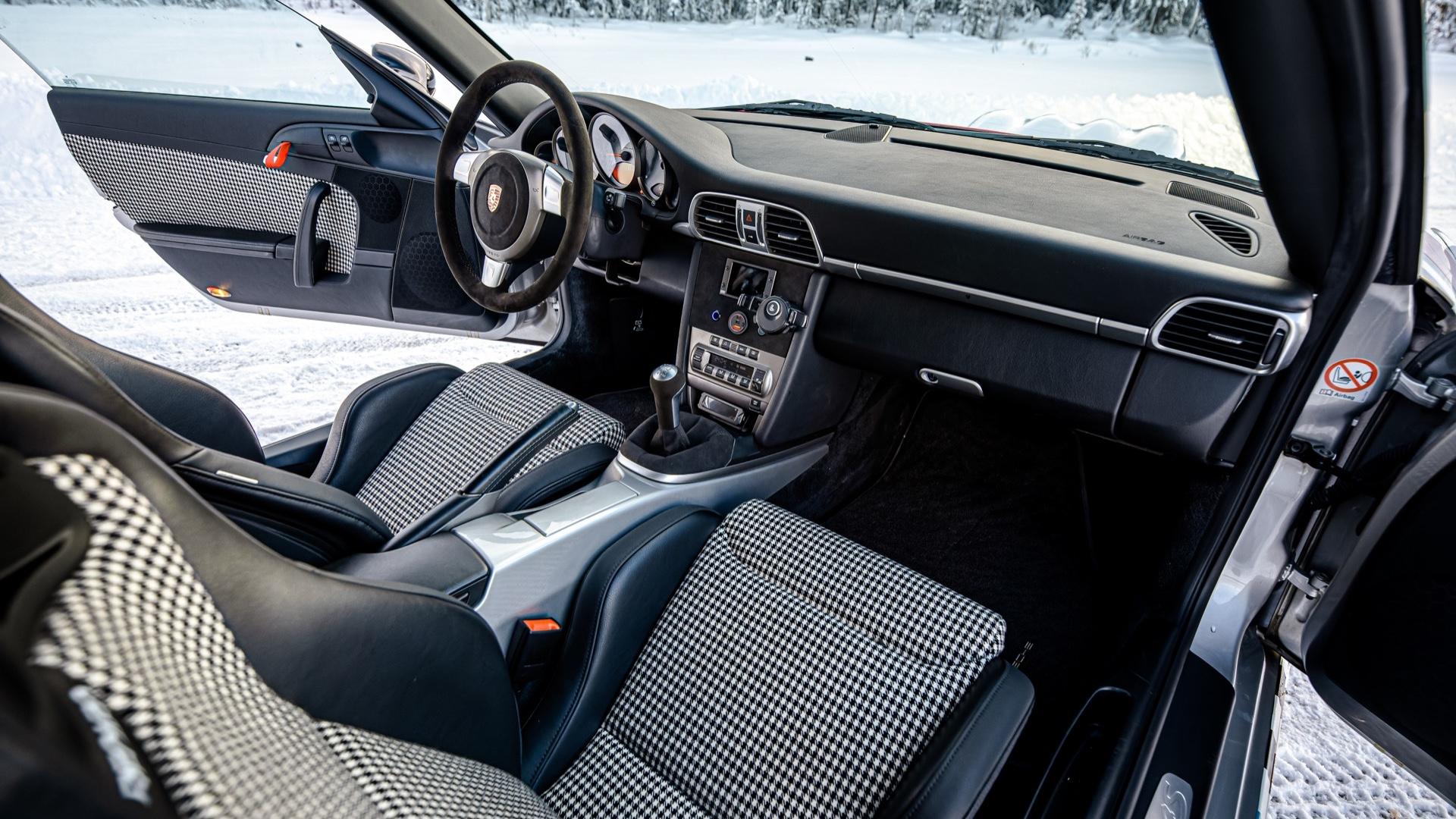 Kalmar RS-7 Porsche 911 Carrera restomod (997) (2025) interieur met Recaro Sports CS-stoelen en Pepitabekleding dashboard