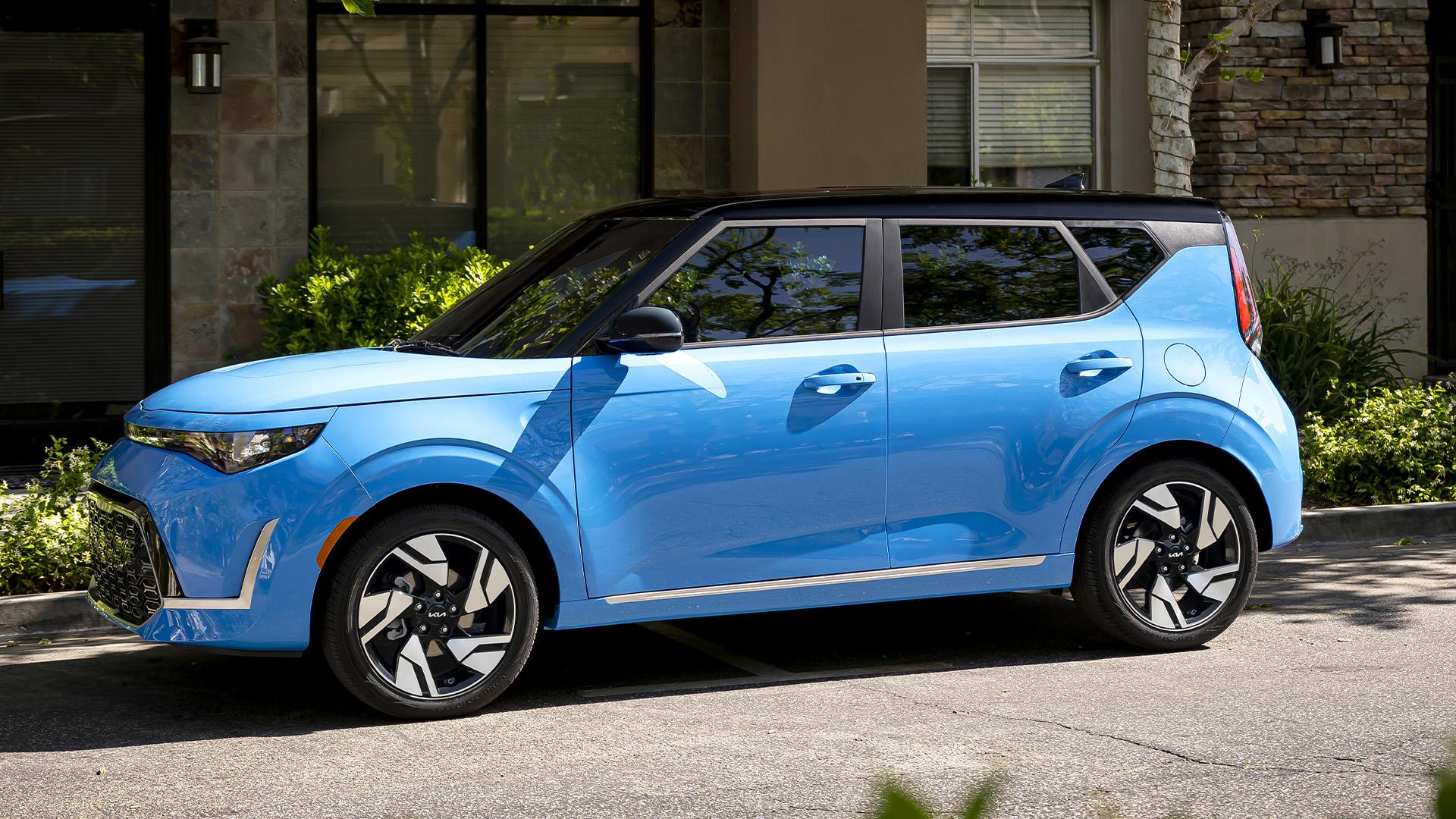 Kia Soul GT-Line blauw (2023) zijkant links schuin zonlicht 