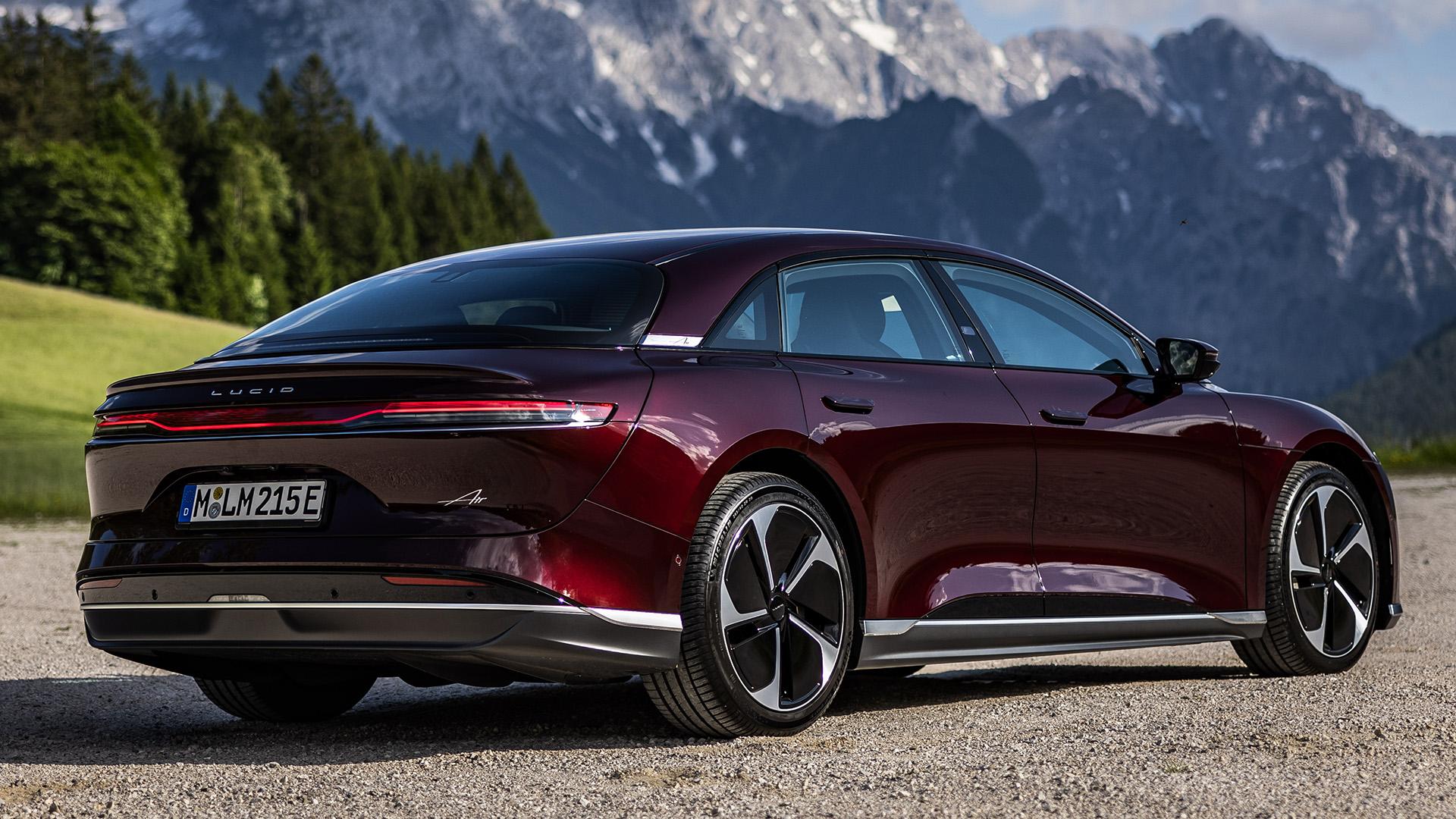 Lucid Air Pure rood (2025) zijkant rechts achter schuin bergen

luxe elektrische sedan