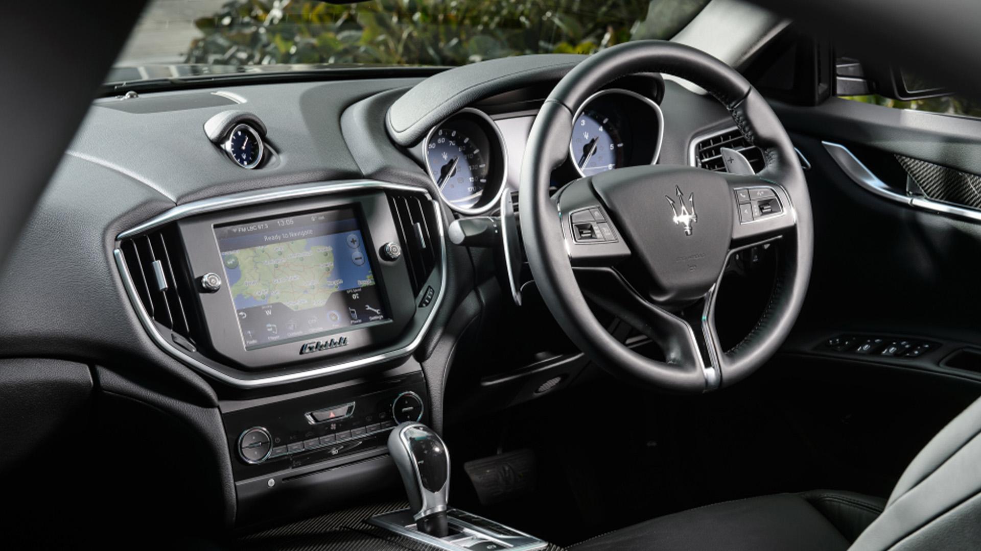 Maserati Ghibli (M157) wit (2014) interieur zwart leer dashboard