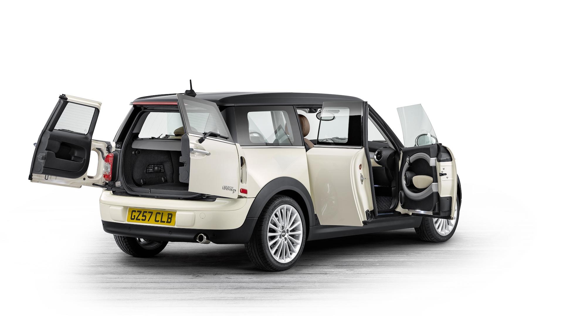 Mini Clubman Cooper D (R55) wit (2008) zijkant rechts achter deuren open schuin achter