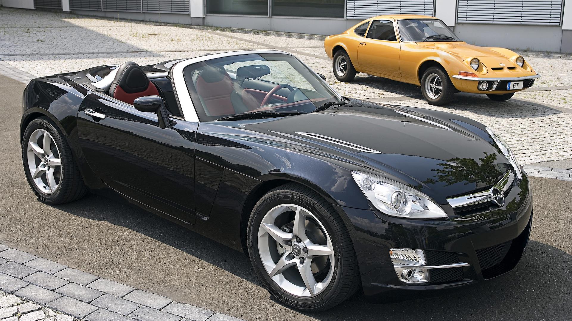 Opel GT Zwart (2007) & GT geel (1969) zijkant links schuin voor