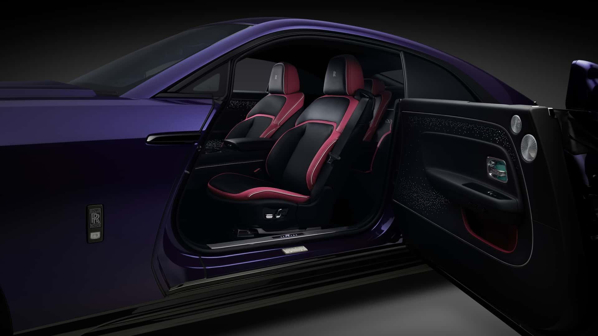 Rolls-Royce Spectre Black Badge paars (2025) interieur stoelen instappen