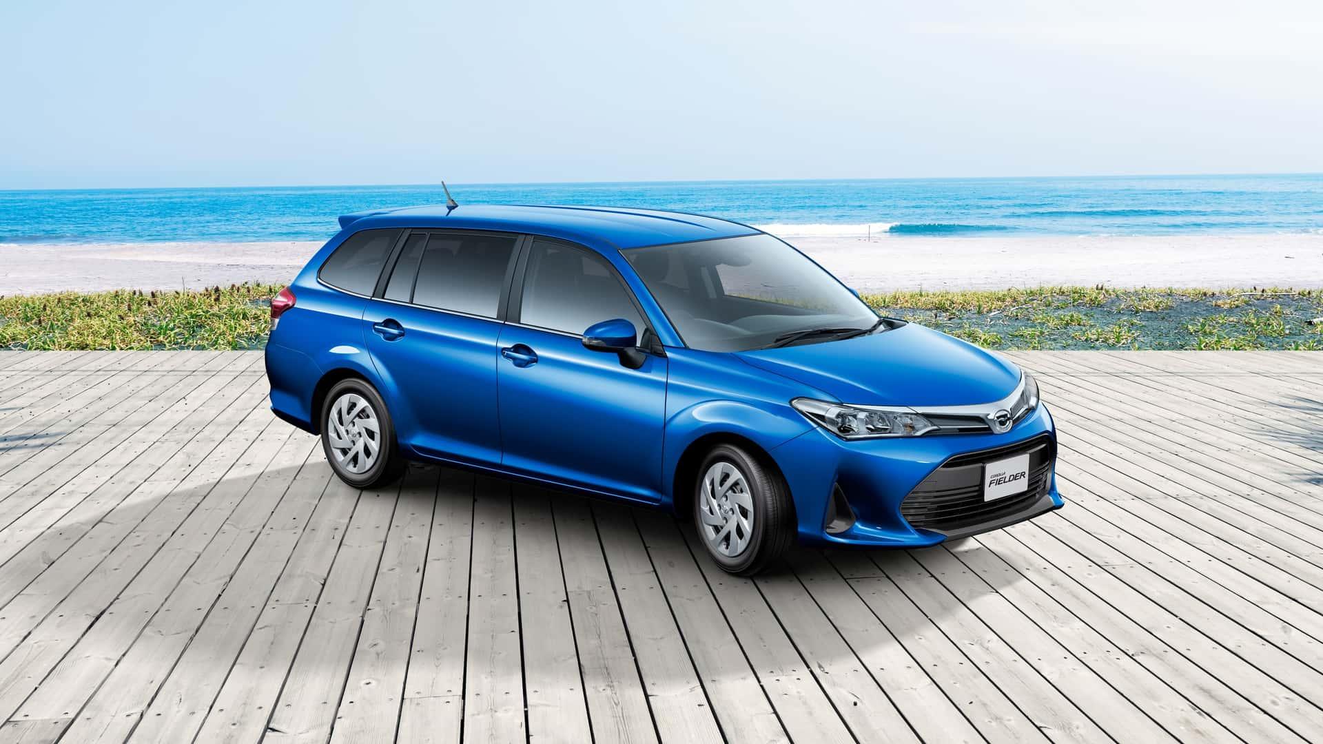 Toyota Corolla Fielder blauw zijkant rechts schuin voor