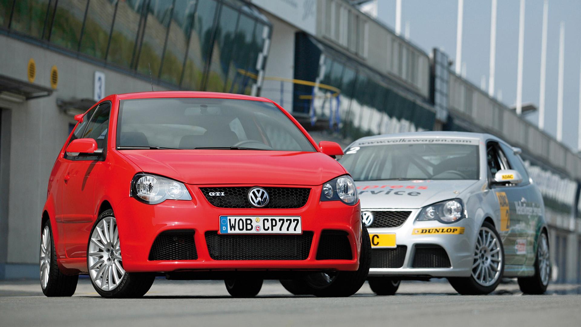 Volkswagen Polo GTI Cup Edition (2006) zijkant rechts schuin voor & Cup auto erachter