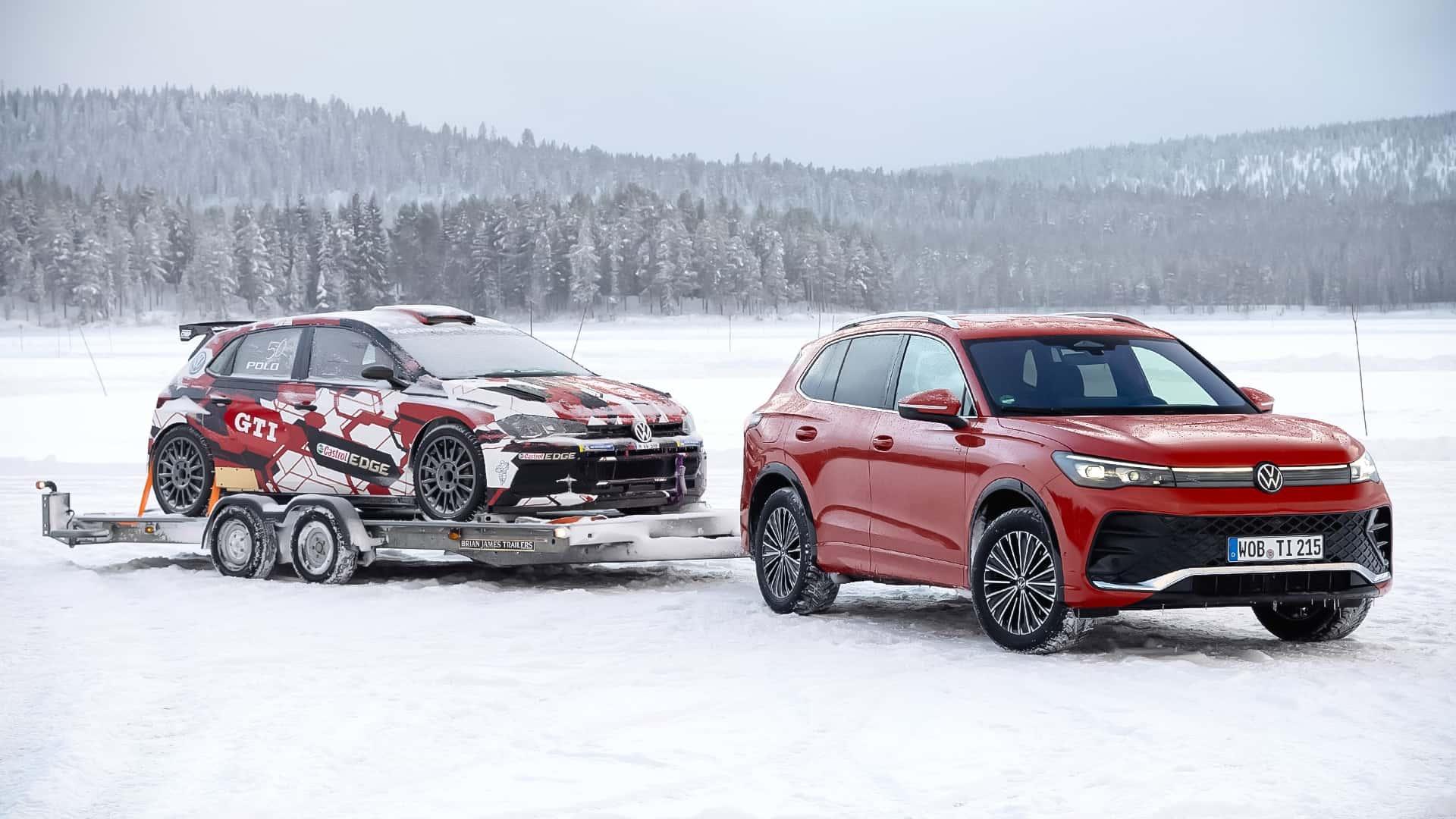 Volkswagen Tiguan 4Motion rood (2025) zijkant linksvoor schuin met paardentrailer erachter