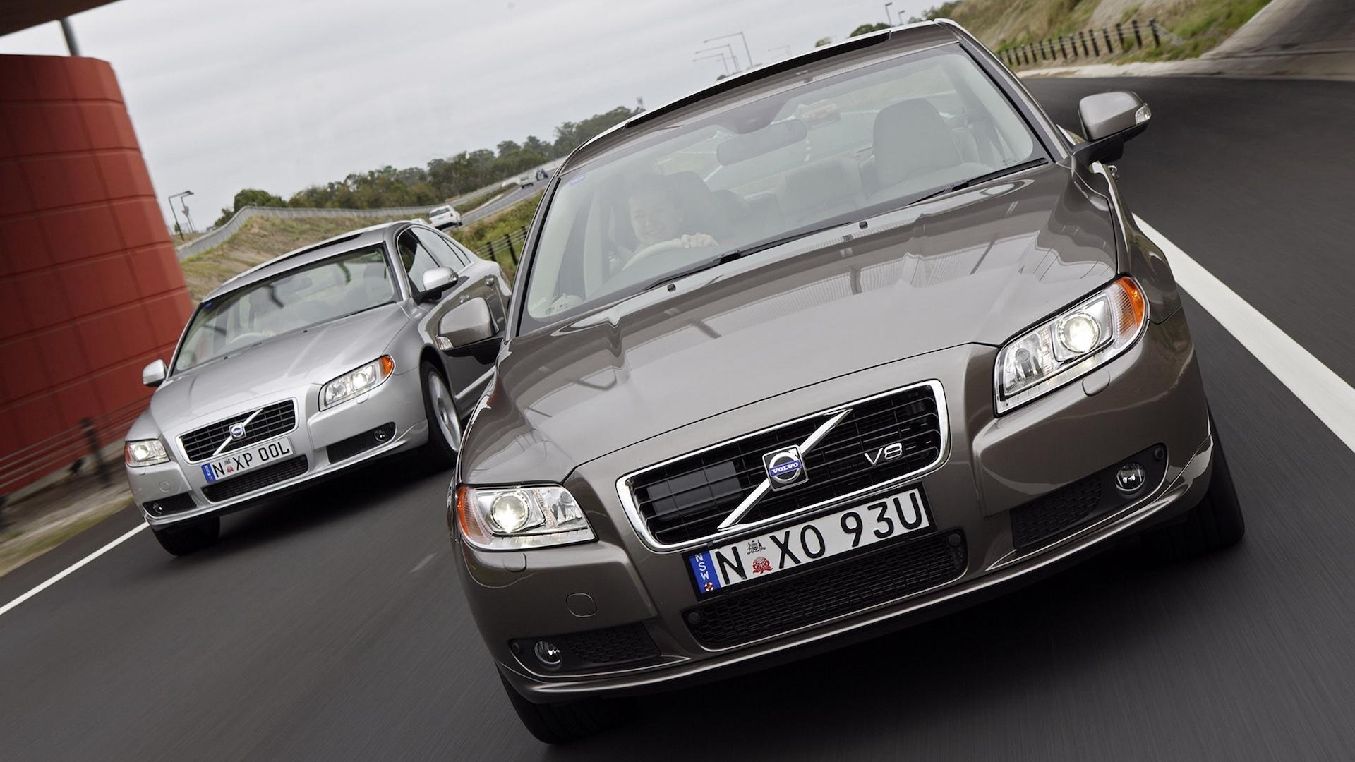 Volvo S80 AWD grijs (2007) voorzijde naast een gewoon S80 zilver