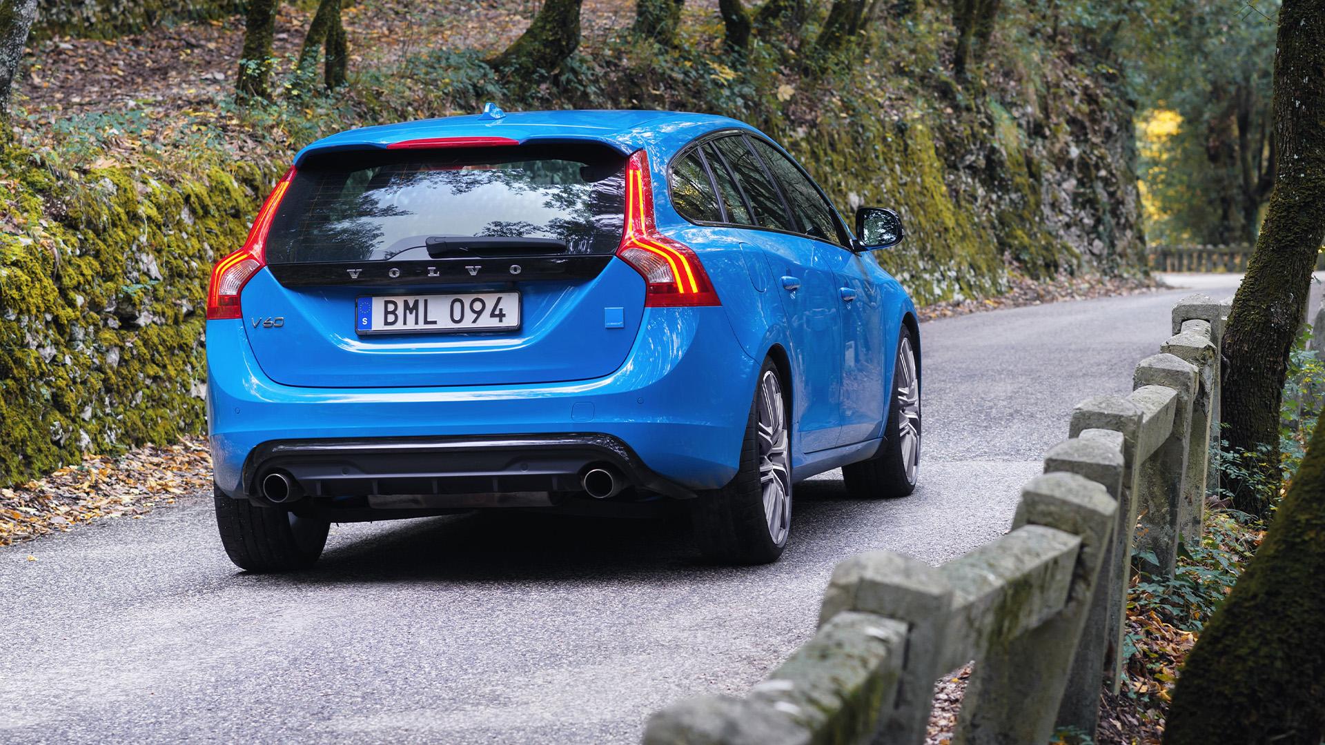 Volvo V60 Polestar (2014) zijkant achter schuin bomen