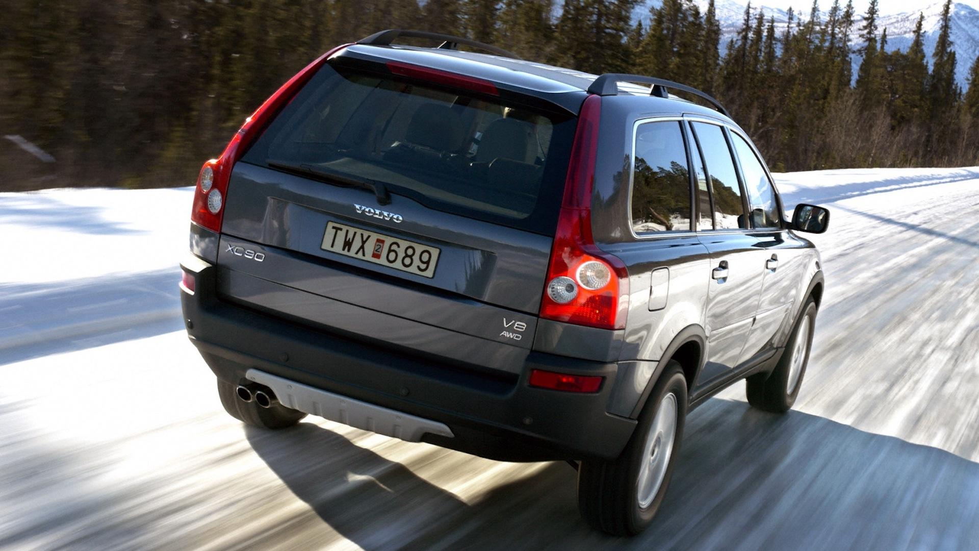 Volvo XC90 V8 AWD grijs (2007) zijkant rechts achter rijdend door sneeuw