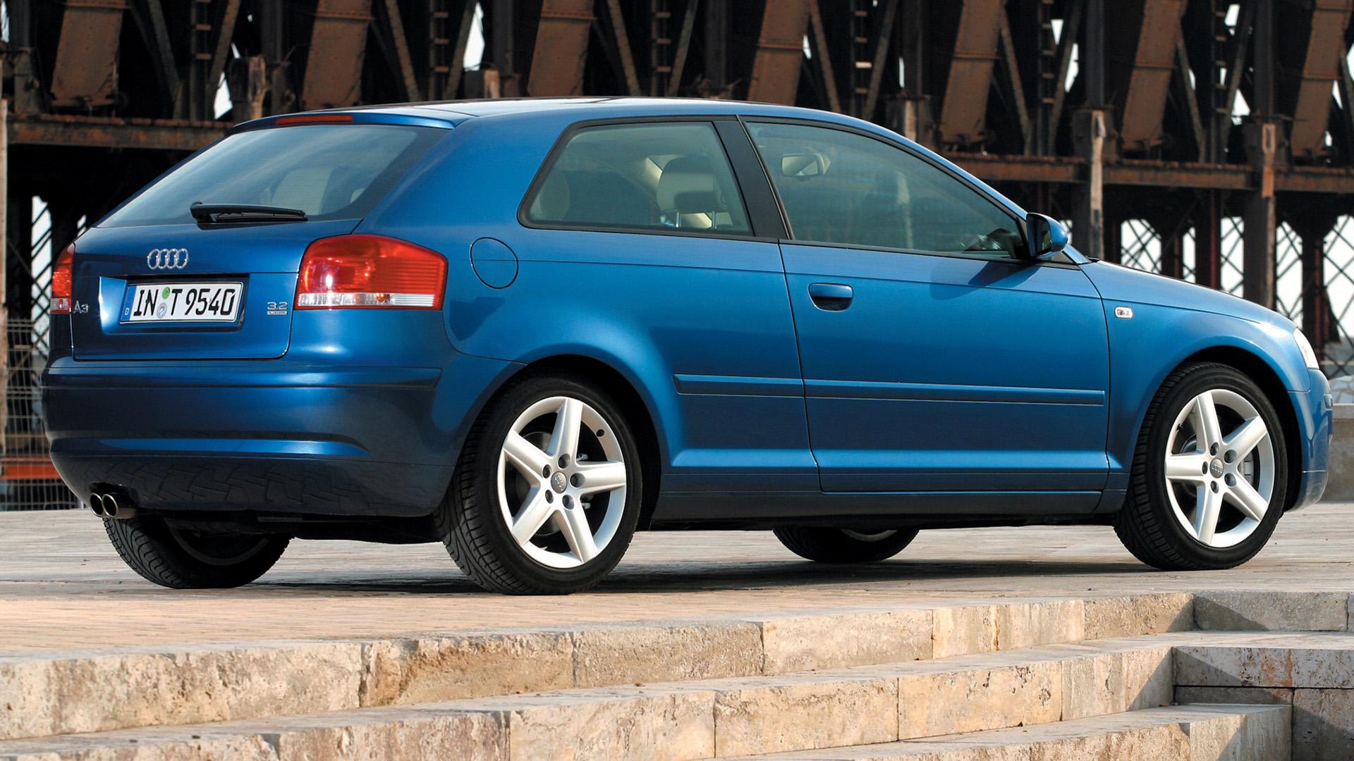 Audi A3 3.2 quattro (8P) blauw (2003) zijkant rechts schuin achter