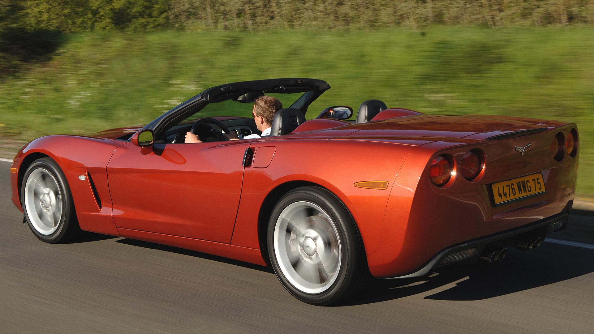 Chevrolet Corvette Convertible (C6) oranje (2006) zijkant links schuin achter rijdend