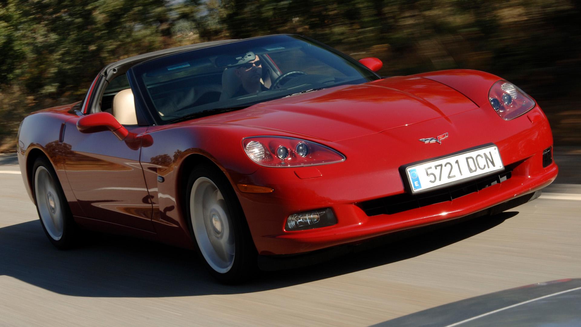 Chevrolet Corvette Coupé (C6) rood (2005) zijkant rechts schuin rijdend