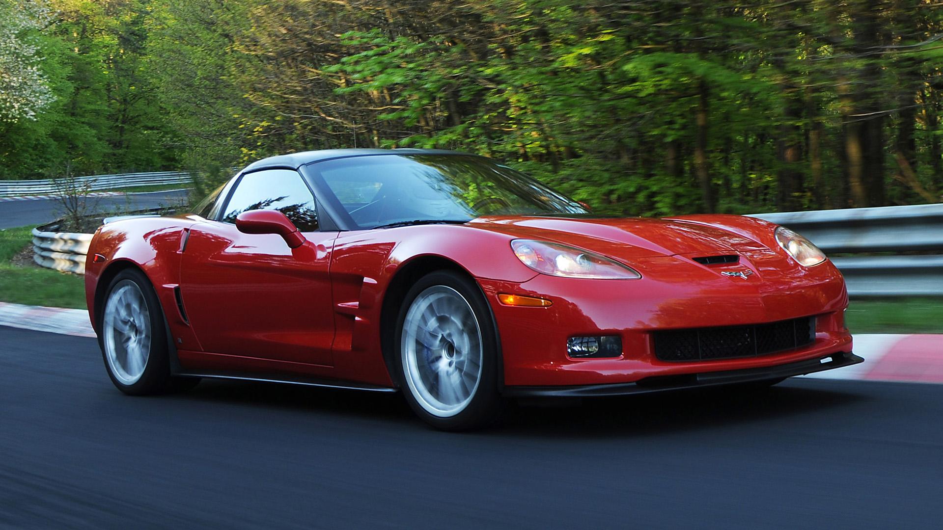 Chevrolet Corvette ZR1 (C6) rood (2009) zijkant rechts schuin voor rijdend op Nürburgring Nordschleife