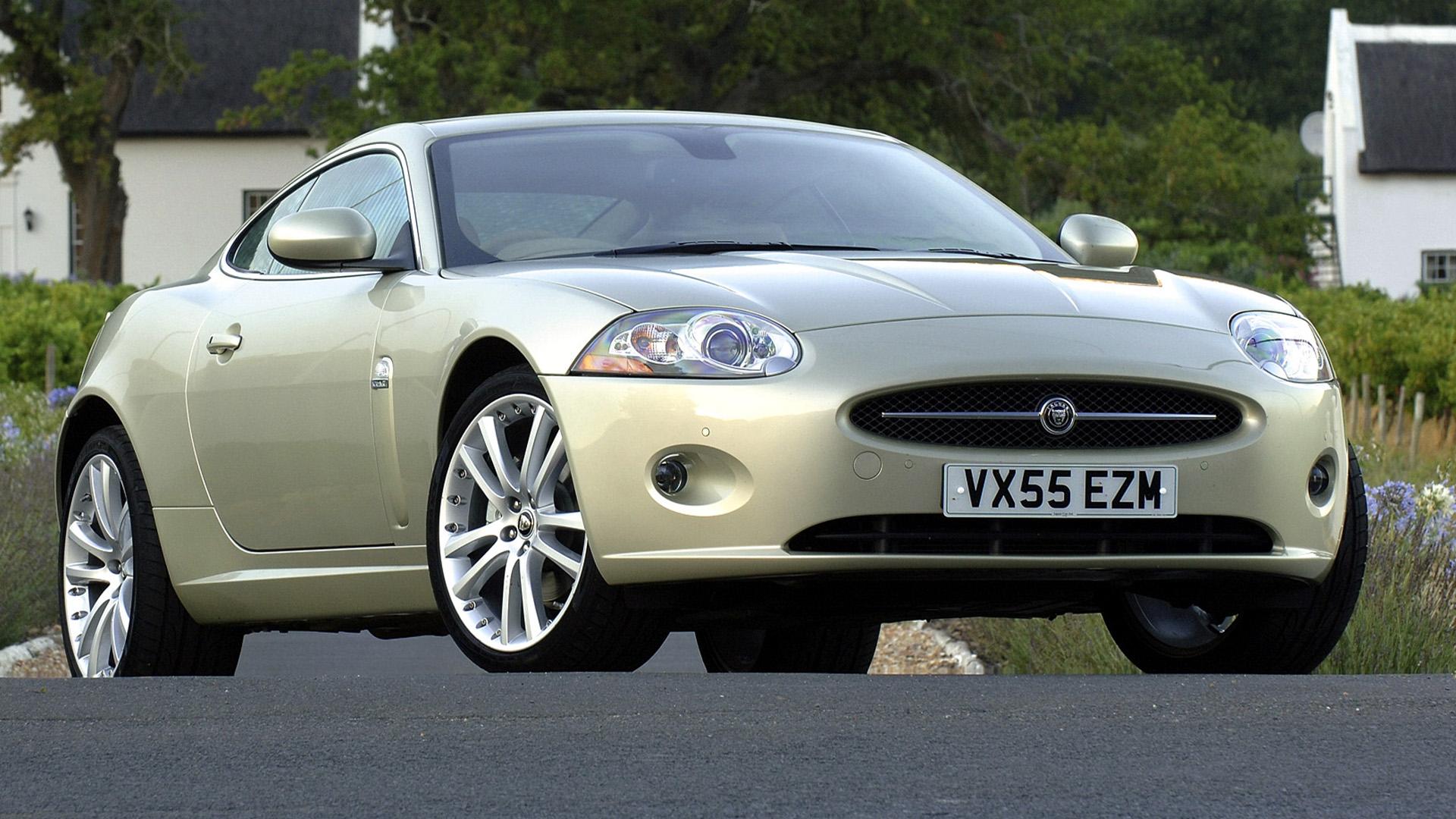 Jaguar XK 4.2 Coupé (X150) lichtgroen grijs (2006) zijkant links schuin voor laag